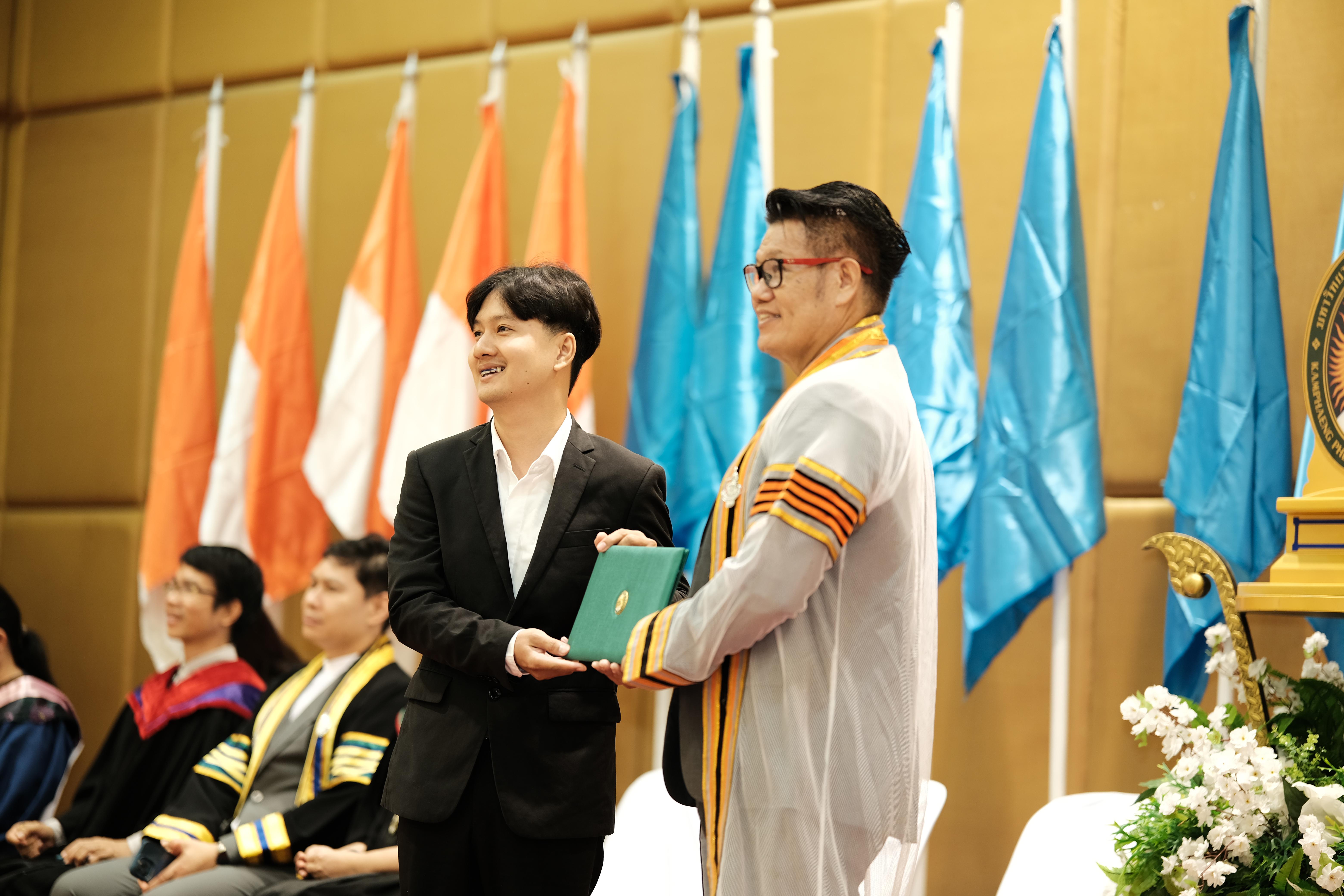 139. คณะครุศาสตร์มหาลัยราชภัฏกำแพงเพชร จัดกิจกรรมมอบเกียรติบัตรและแสดงความยินดีกับผู้สำเร็จการศึกษานักศึกษาหลักสูตรประกาศนียบัตรบัณฑิต สาขาวิชาชีพครู