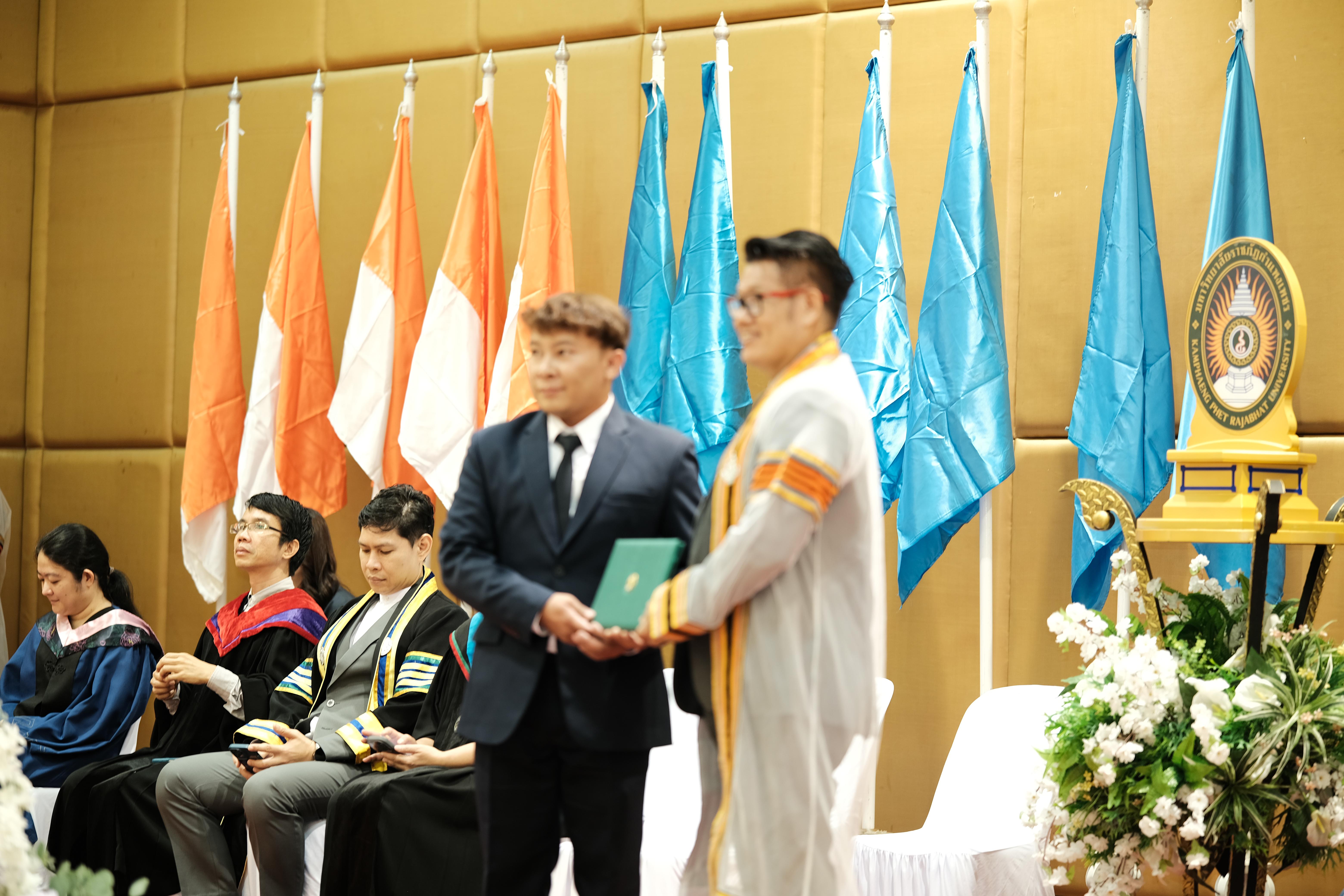140. คณะครุศาสตร์มหาลัยราชภัฏกำแพงเพชร จัดกิจกรรมมอบเกียรติบัตรและแสดงความยินดีกับผู้สำเร็จการศึกษานักศึกษาหลักสูตรประกาศนียบัตรบัณฑิต สาขาวิชาชีพครู