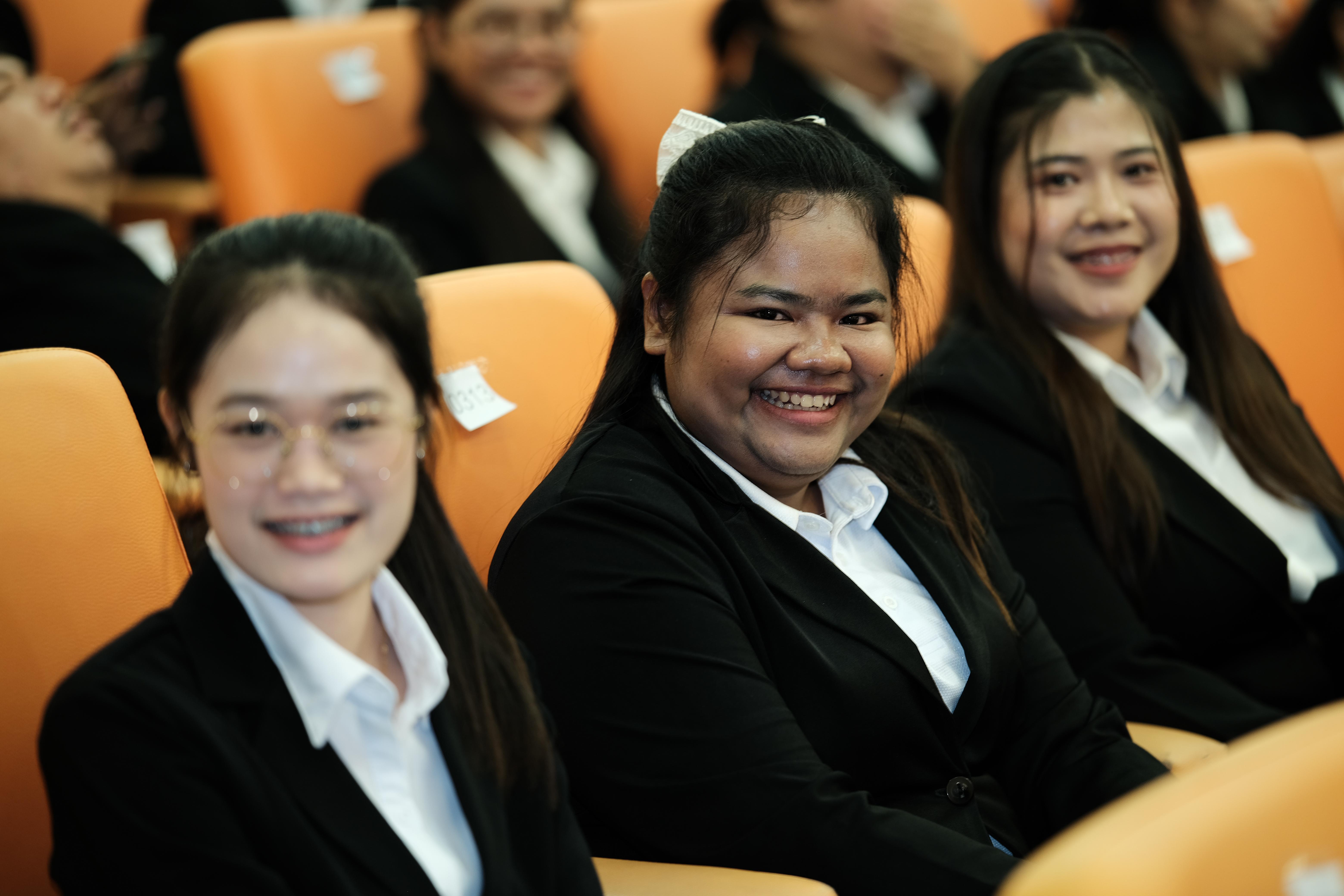145. คณะครุศาสตร์มหาลัยราชภัฏกำแพงเพชร จัดกิจกรรมมอบเกียรติบัตรและแสดงความยินดีกับผู้สำเร็จการศึกษานักศึกษาหลักสูตรประกาศนียบัตรบัณฑิต สาขาวิชาชีพครู