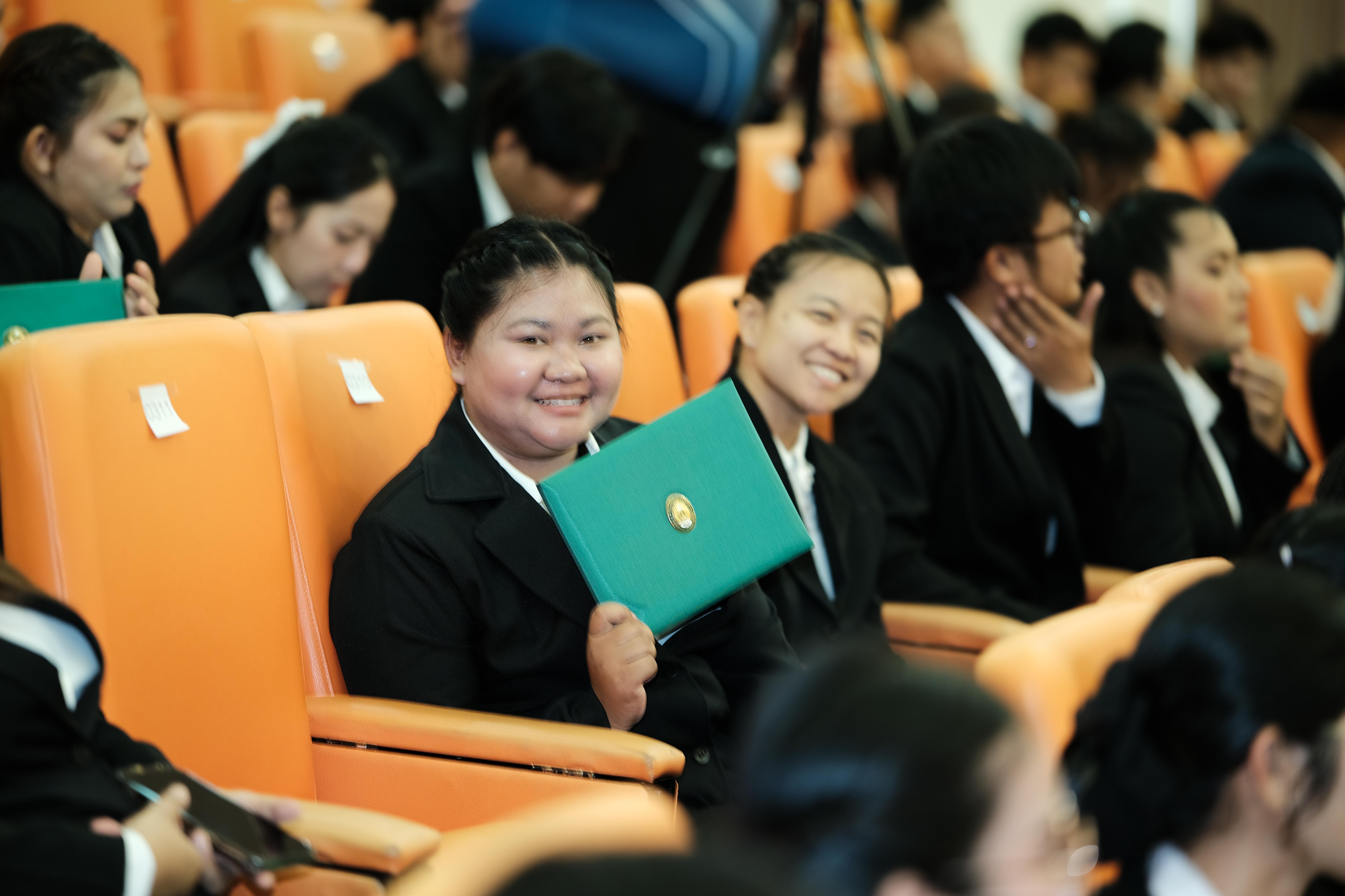 147. คณะครุศาสตร์มหาลัยราชภัฏกำแพงเพชร จัดกิจกรรมมอบเกียรติบัตรและแสดงความยินดีกับผู้สำเร็จการศึกษานักศึกษาหลักสูตรประกาศนียบัตรบัณฑิต สาขาวิชาชีพครู