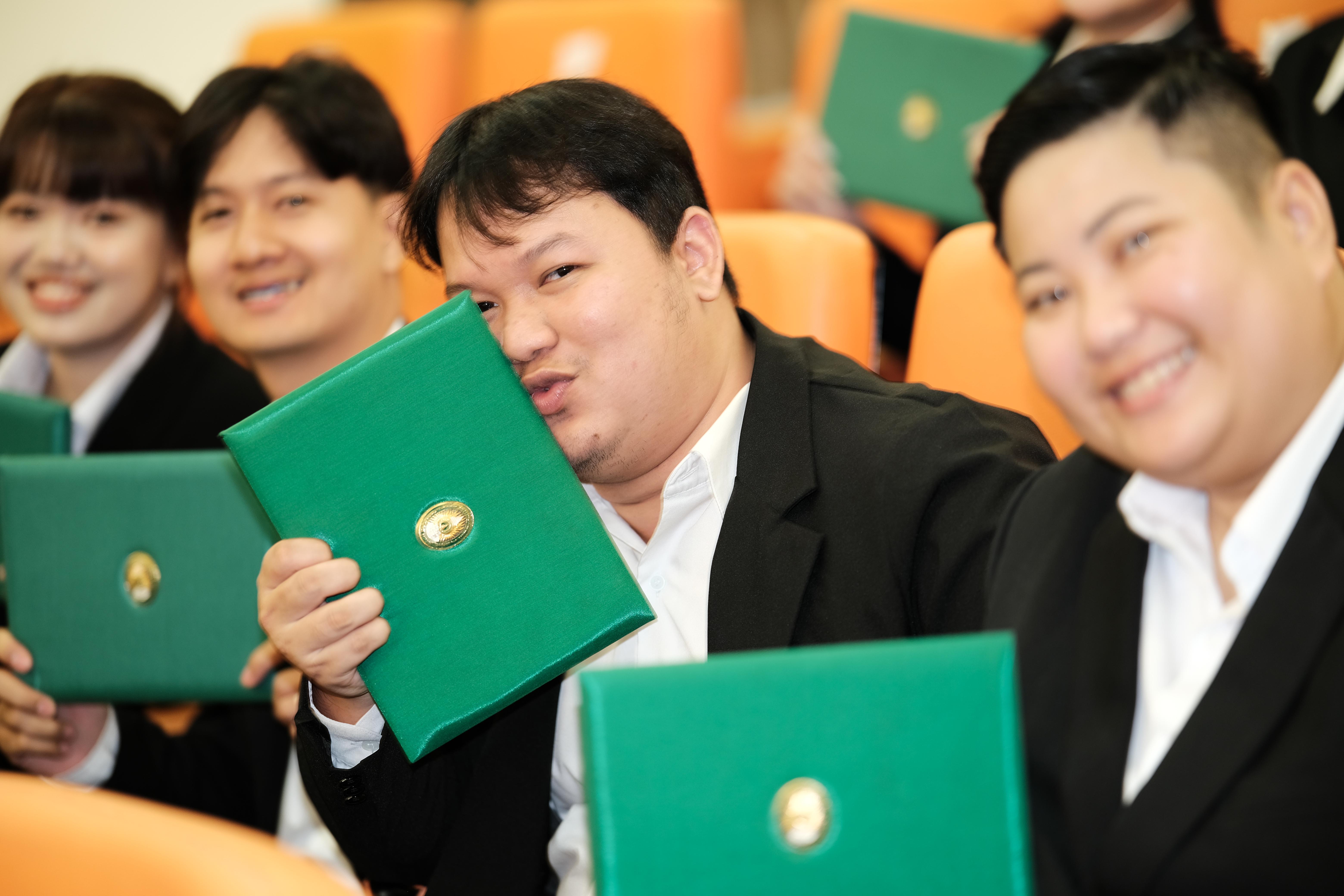 189. คณะครุศาสตร์มหาลัยราชภัฏกำแพงเพชร จัดกิจกรรมมอบเกียรติบัตรและแสดงความยินดีกับผู้สำเร็จการศึกษานักศึกษาหลักสูตรประกาศนียบัตรบัณฑิต สาขาวิชาชีพครู