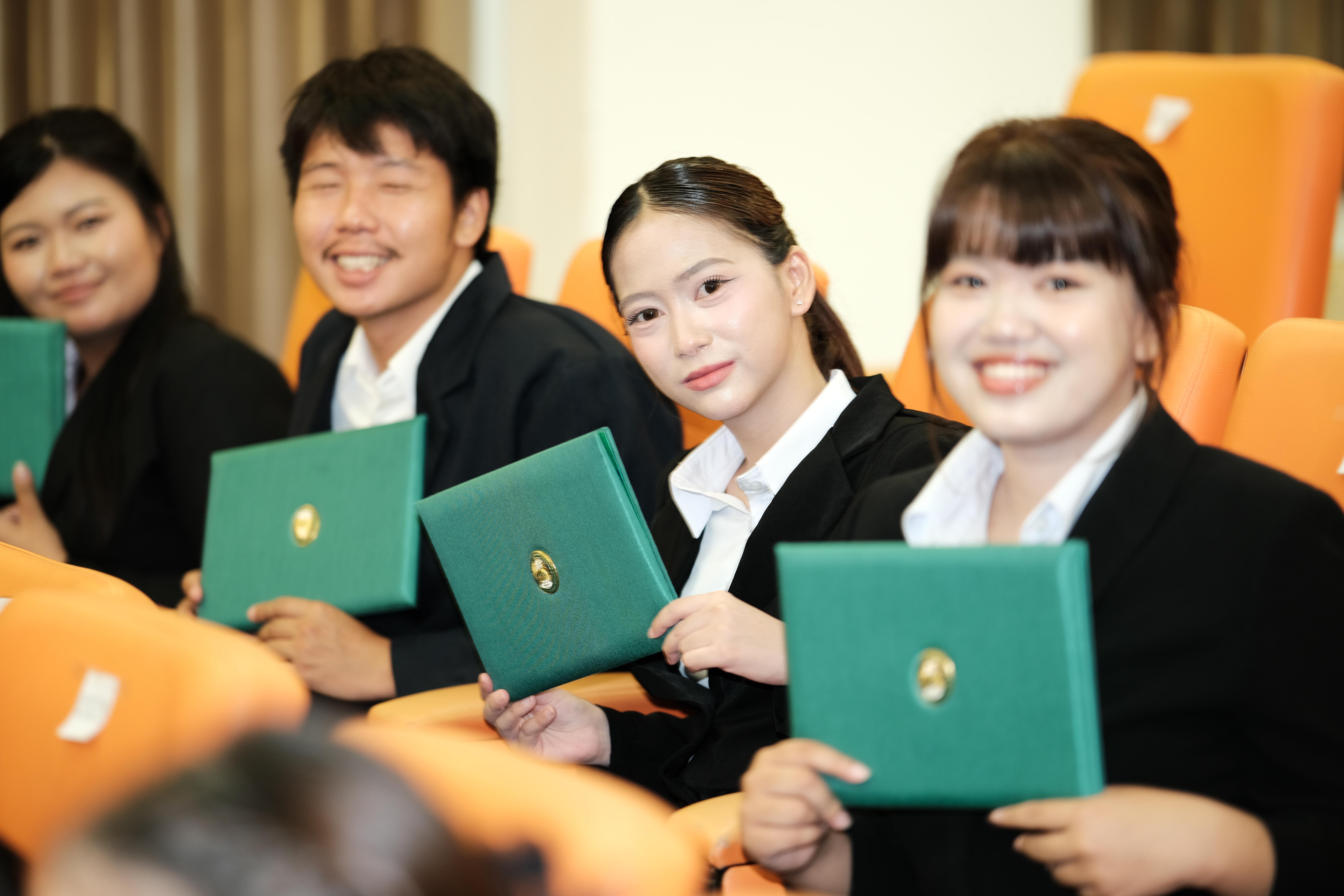 192. คณะครุศาสตร์มหาลัยราชภัฏกำแพงเพชร จัดกิจกรรมมอบเกียรติบัตรและแสดงความยินดีกับผู้สำเร็จการศึกษานักศึกษาหลักสูตรประกาศนียบัตรบัณฑิต สาขาวิชาชีพครู