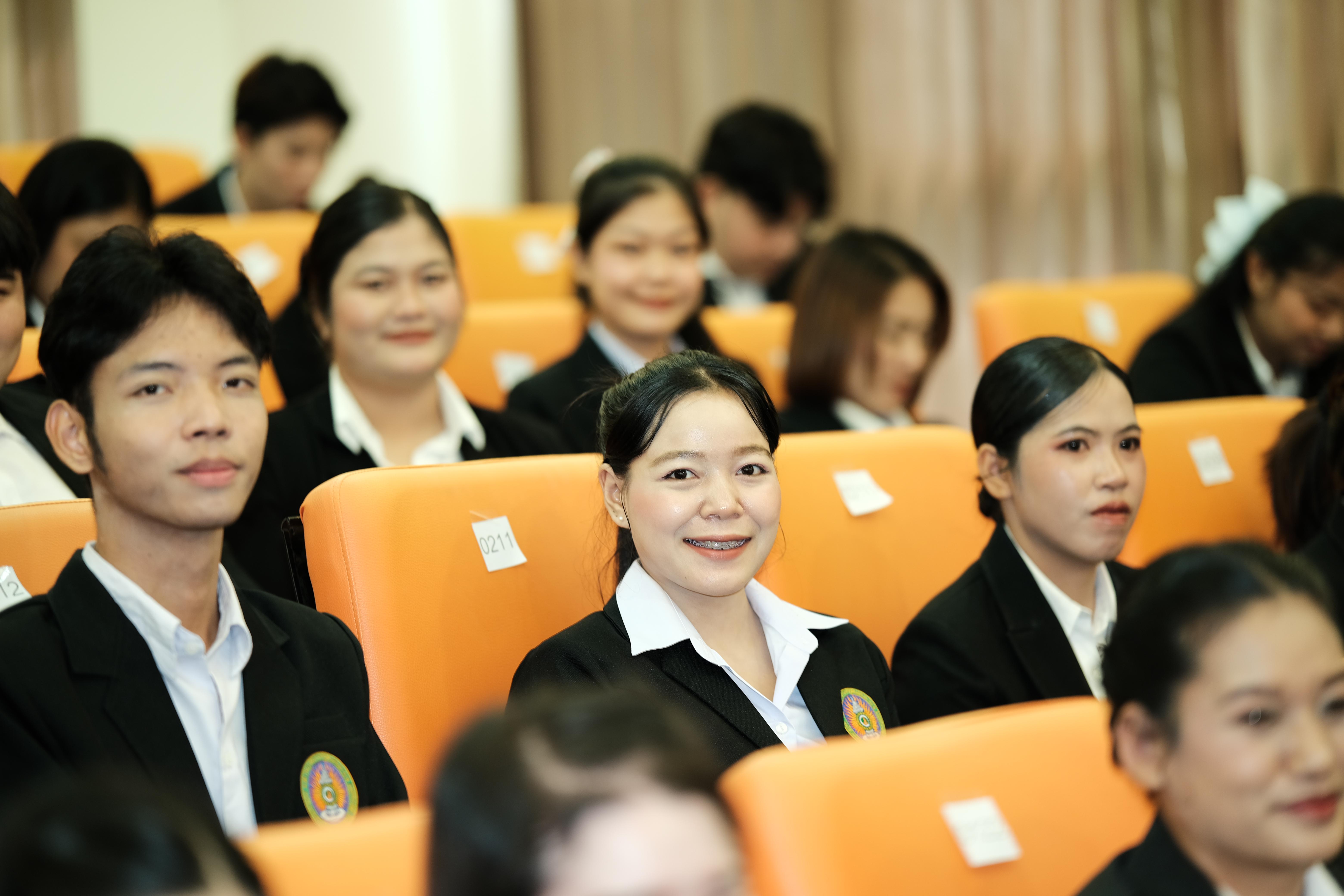 207. คณะครุศาสตร์มหาลัยราชภัฏกำแพงเพชร จัดกิจกรรมมอบเกียรติบัตรและแสดงความยินดีกับผู้สำเร็จการศึกษานักศึกษาหลักสูตรประกาศนียบัตรบัณฑิต สาขาวิชาชีพครู