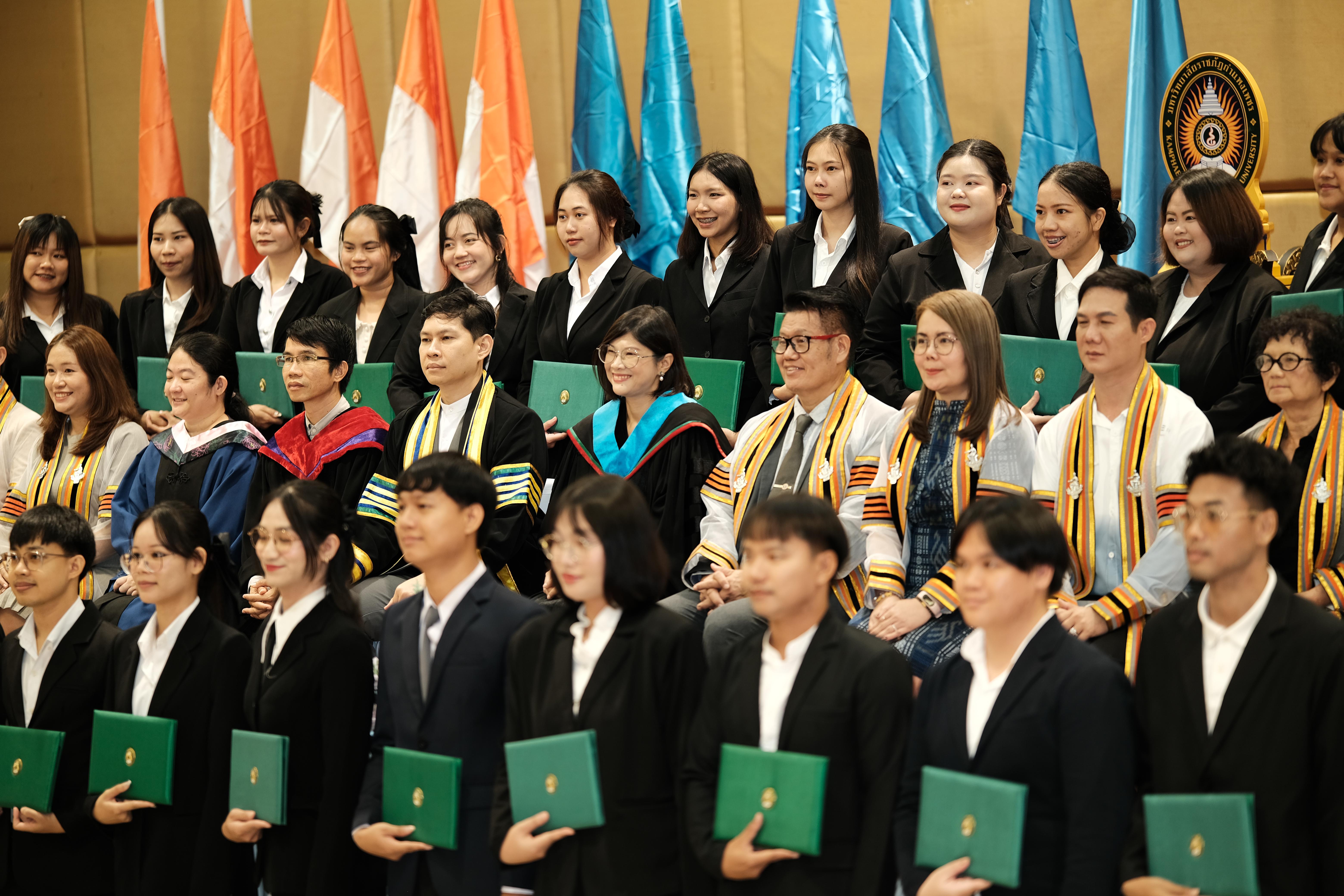 231. คณะครุศาสตร์มหาลัยราชภัฏกำแพงเพชร จัดกิจกรรมมอบเกียรติบัตรและแสดงความยินดีกับผู้สำเร็จการศึกษานักศึกษาหลักสูตรประกาศนียบัตรบัณฑิต สาขาวิชาชีพครู