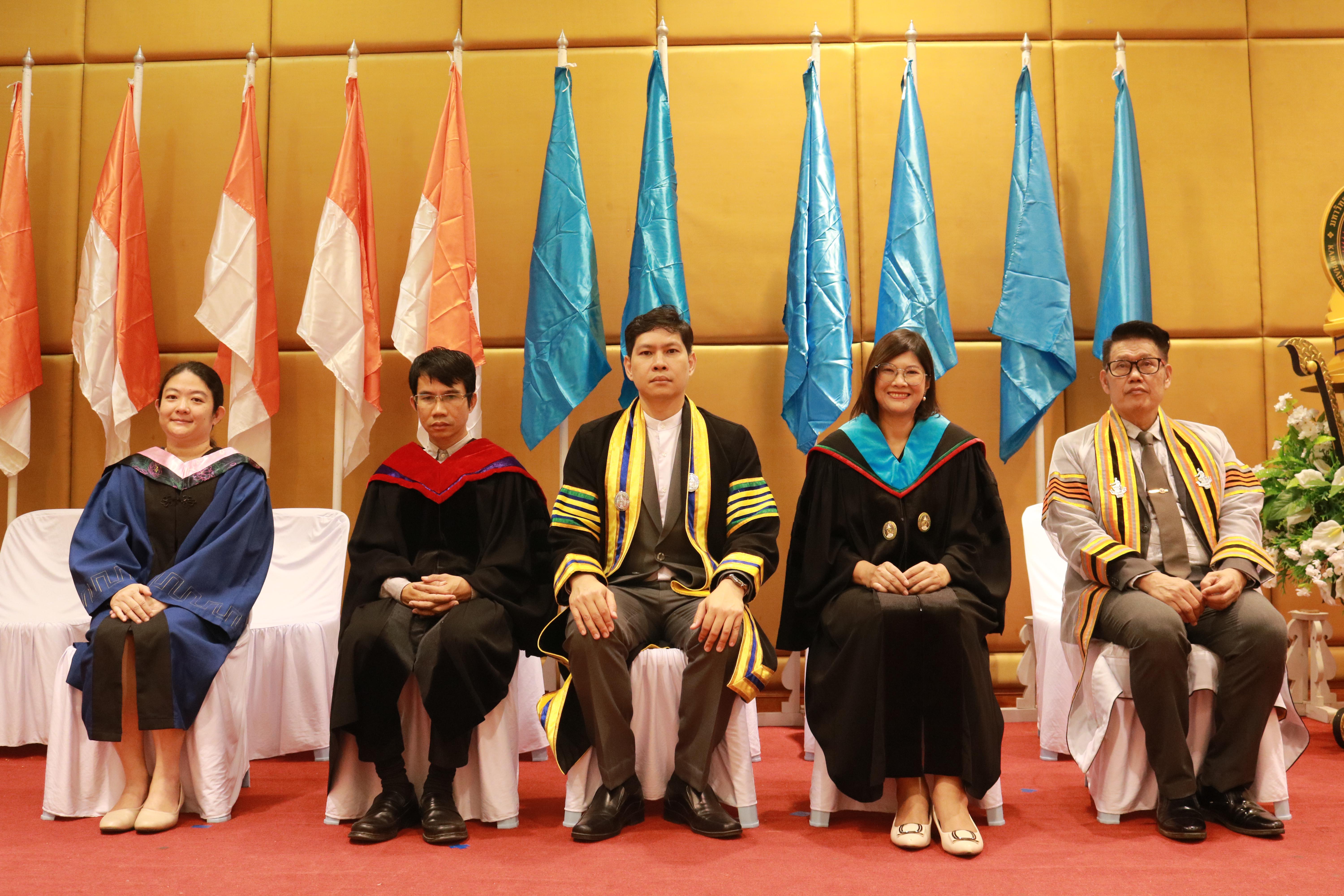 298. คณะครุศาสตร์มหาลัยราชภัฏกำแพงเพชร จัดกิจกรรมมอบเกียรติบัตรและแสดงความยินดีกับผู้สำเร็จการศึกษานักศึกษาหลักสูตรประกาศนียบัตรบัณฑิต สาขาวิชาชีพครู