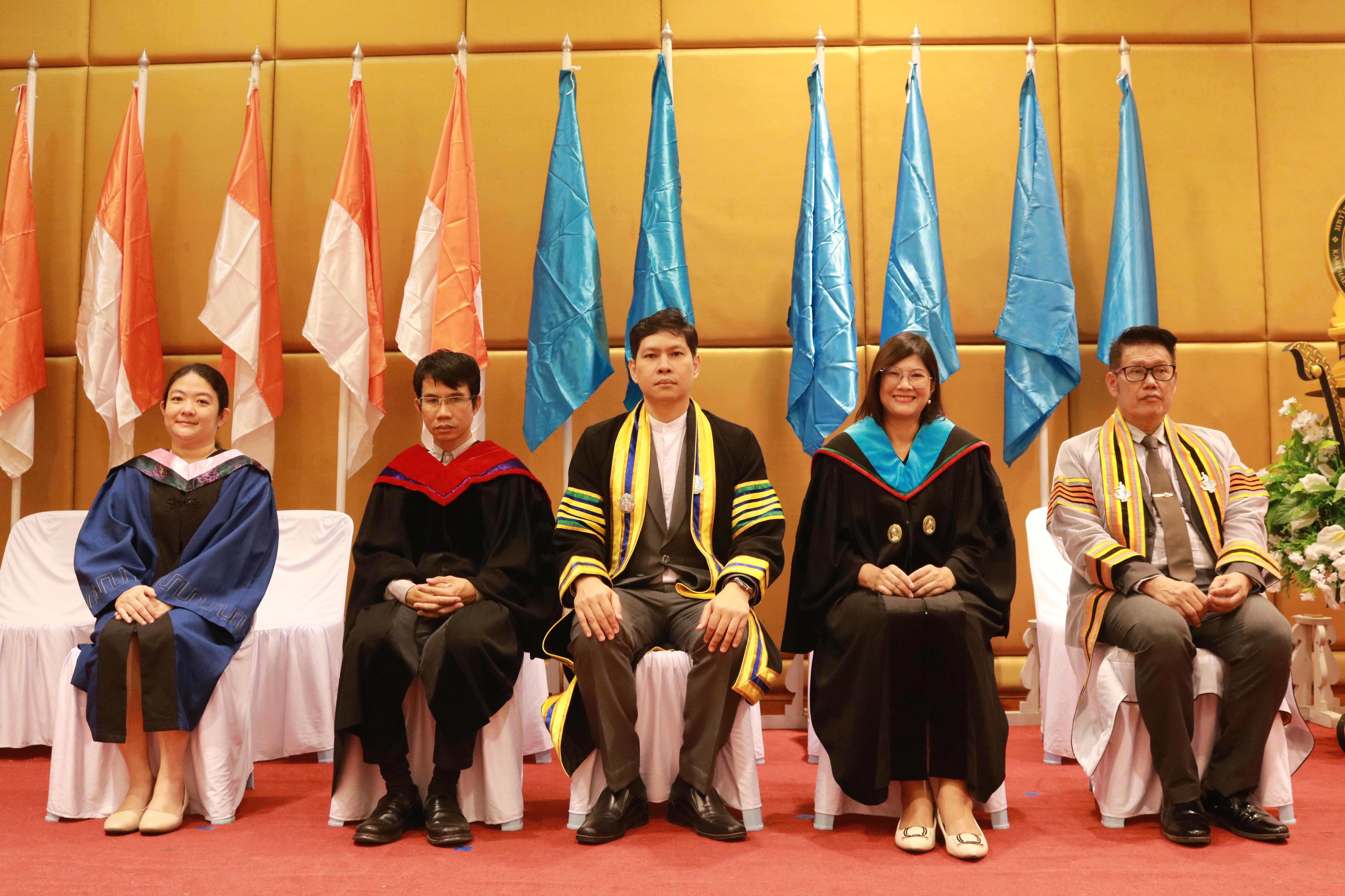 299. คณะครุศาสตร์มหาลัยราชภัฏกำแพงเพชร จัดกิจกรรมมอบเกียรติบัตรและแสดงความยินดีกับผู้สำเร็จการศึกษานักศึกษาหลักสูตรประกาศนียบัตรบัณฑิต สาขาวิชาชีพครู