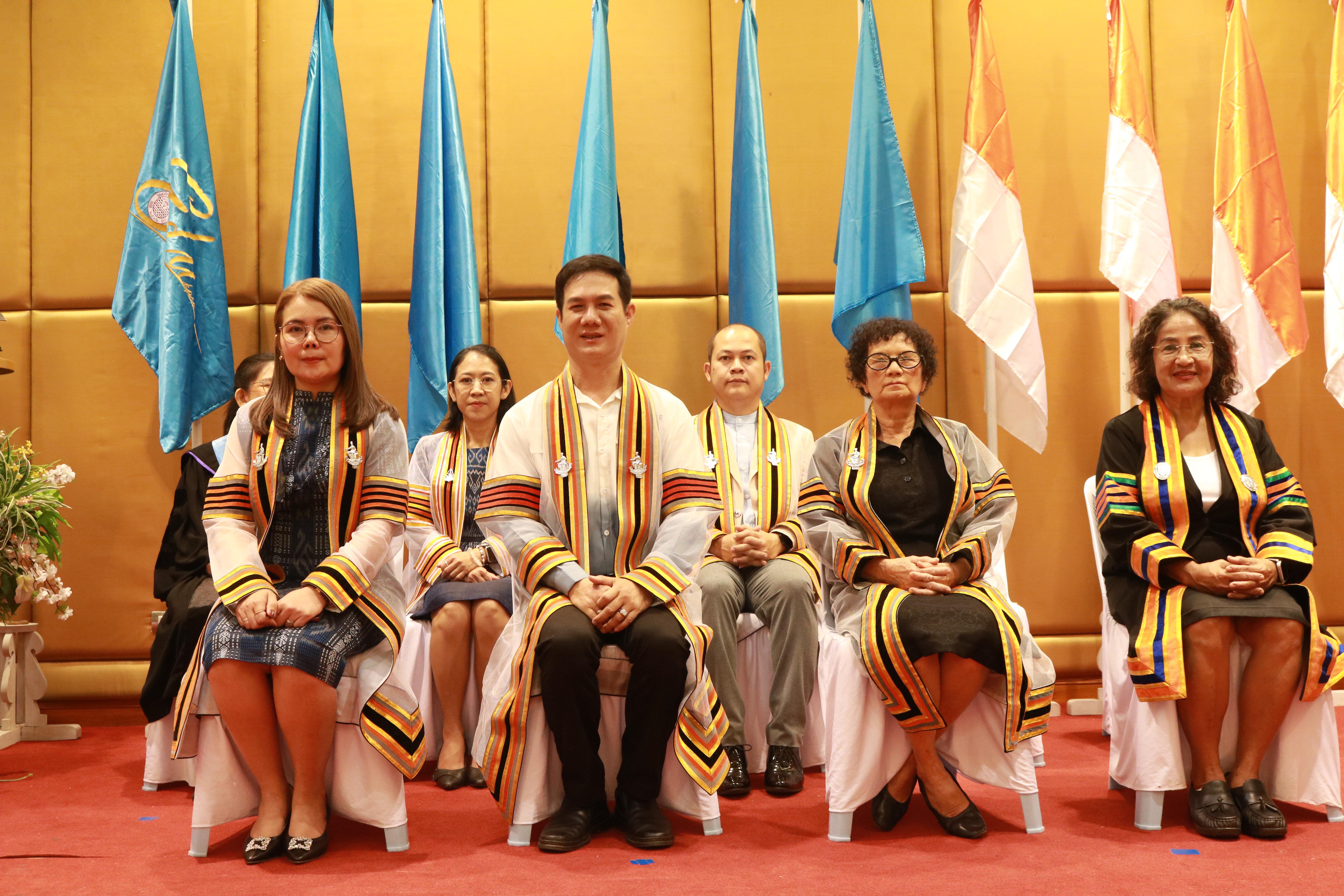 300. คณะครุศาสตร์มหาลัยราชภัฏกำแพงเพชร จัดกิจกรรมมอบเกียรติบัตรและแสดงความยินดีกับผู้สำเร็จการศึกษานักศึกษาหลักสูตรประกาศนียบัตรบัณฑิต สาขาวิชาชีพครู