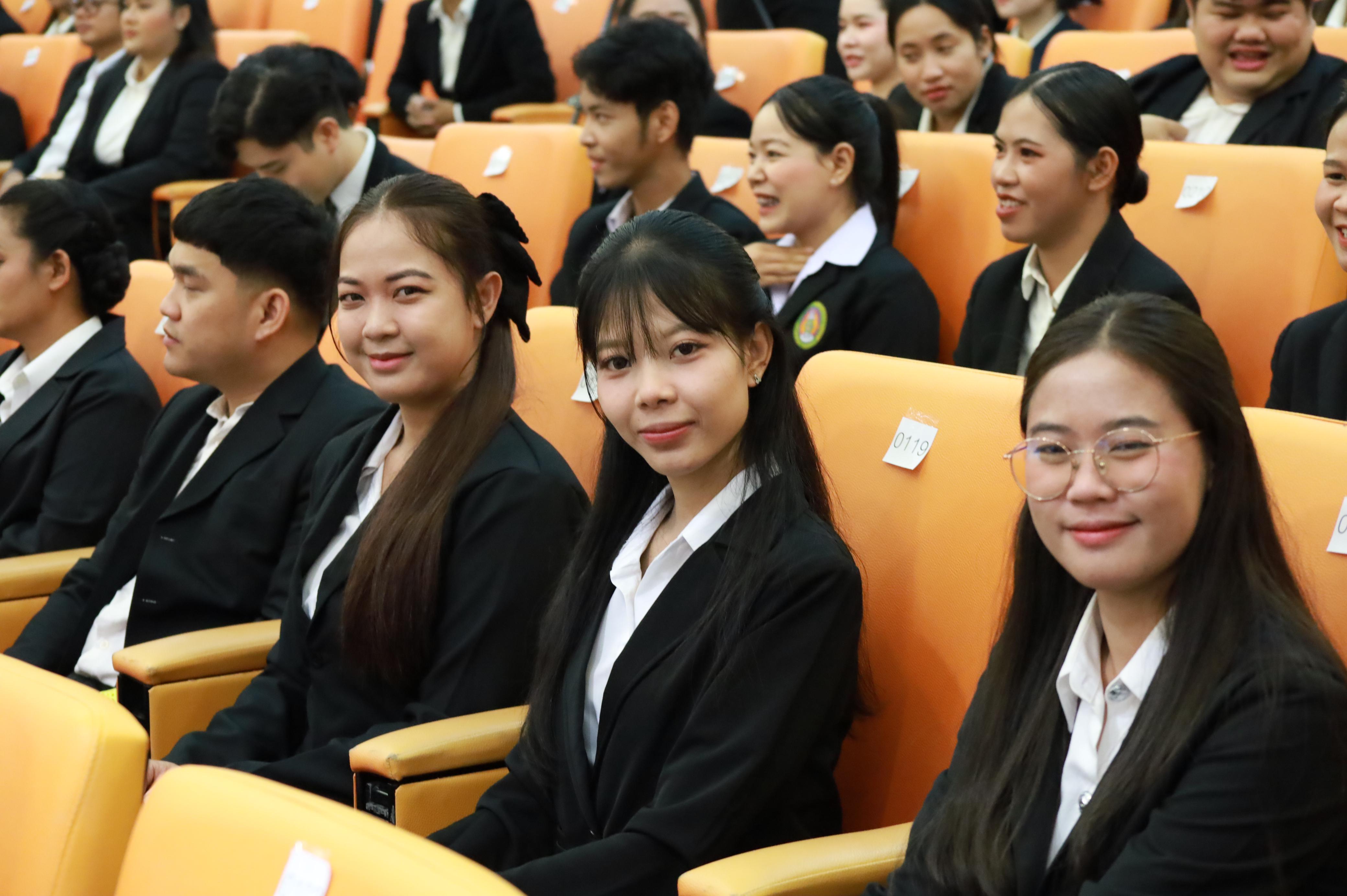 351. คณะครุศาสตร์มหาลัยราชภัฏกำแพงเพชร จัดกิจกรรมมอบเกียรติบัตรและแสดงความยินดีกับผู้สำเร็จการศึกษานักศึกษาหลักสูตรประกาศนียบัตรบัณฑิต สาขาวิชาชีพครู