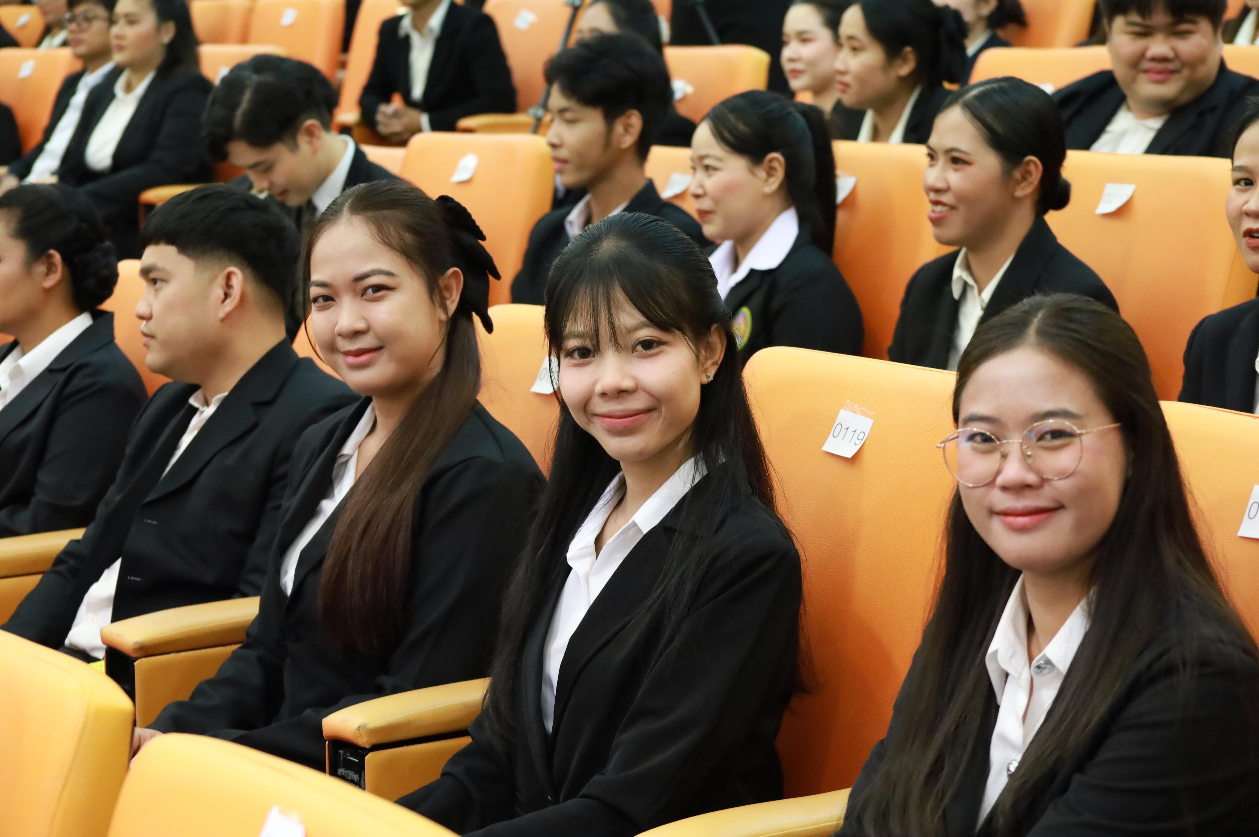352. คณะครุศาสตร์มหาลัยราชภัฏกำแพงเพชร จัดกิจกรรมมอบเกียรติบัตรและแสดงความยินดีกับผู้สำเร็จการศึกษานักศึกษาหลักสูตรประกาศนียบัตรบัณฑิต สาขาวิชาชีพครู