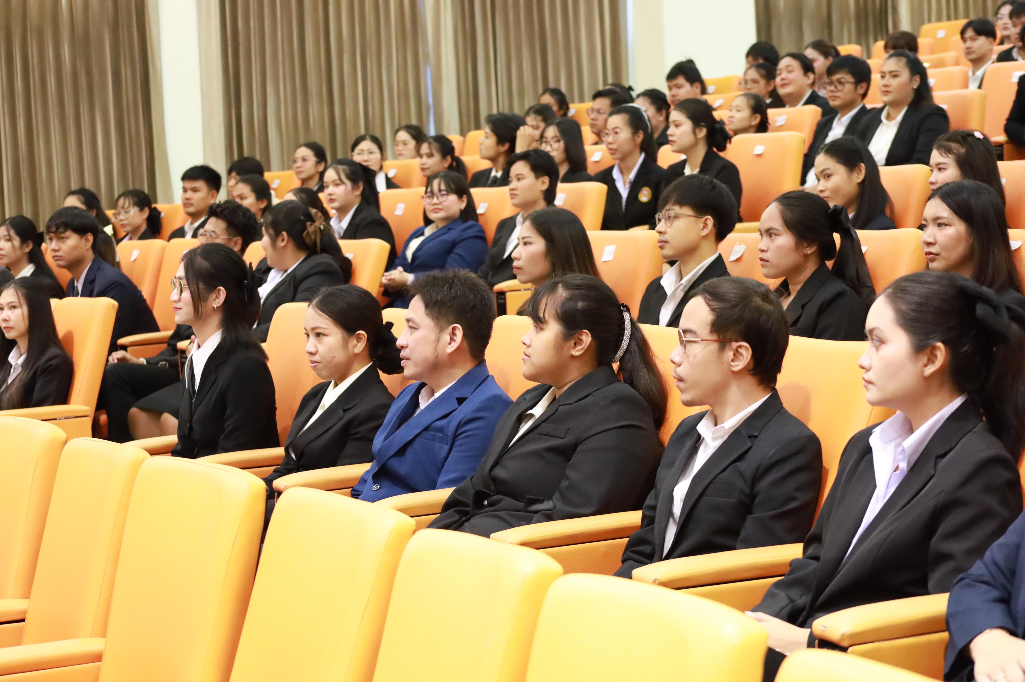 353. คณะครุศาสตร์มหาลัยราชภัฏกำแพงเพชร จัดกิจกรรมมอบเกียรติบัตรและแสดงความยินดีกับผู้สำเร็จการศึกษานักศึกษาหลักสูตรประกาศนียบัตรบัณฑิต สาขาวิชาชีพครู