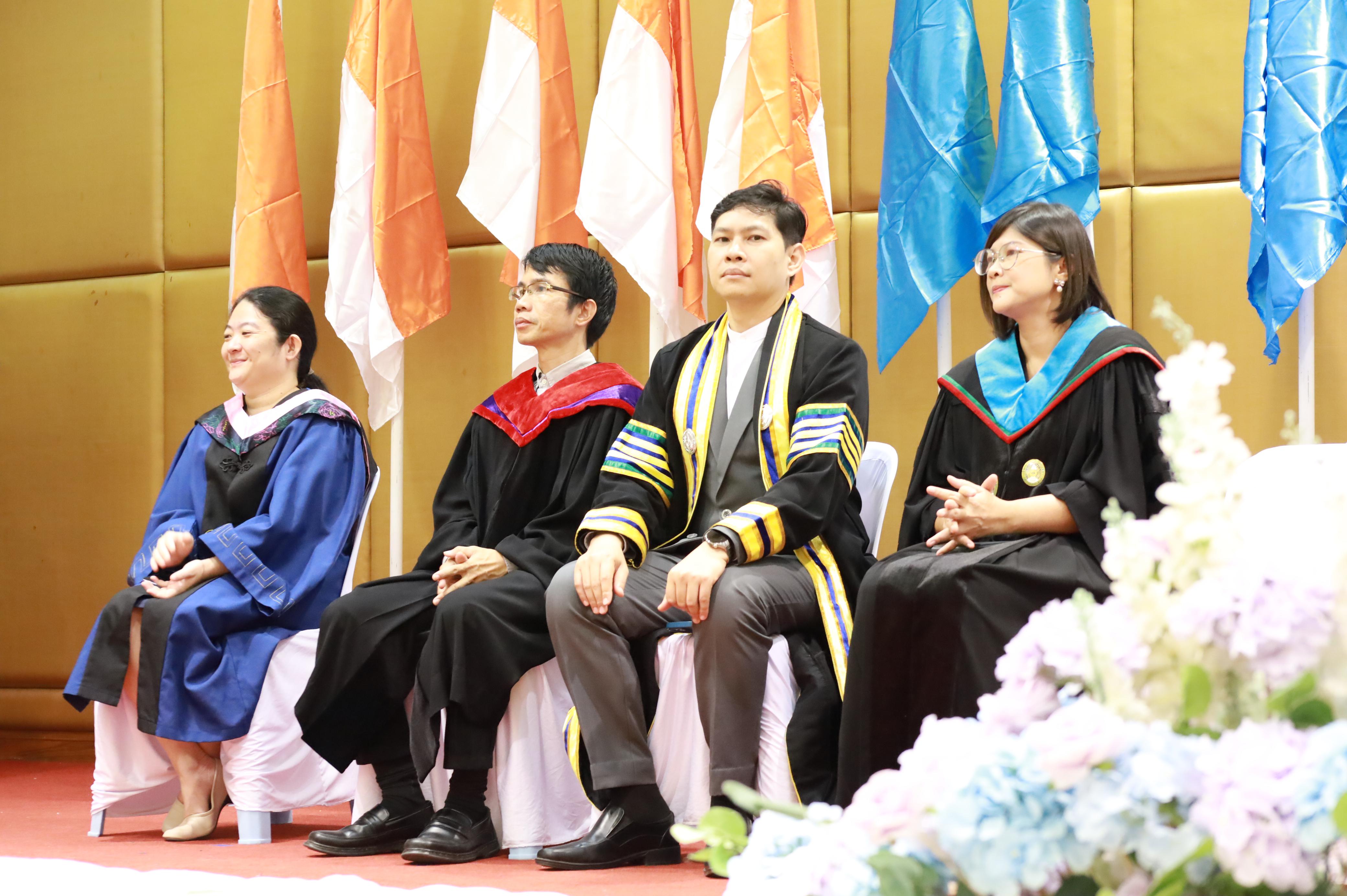 354. คณะครุศาสตร์มหาลัยราชภัฏกำแพงเพชร จัดกิจกรรมมอบเกียรติบัตรและแสดงความยินดีกับผู้สำเร็จการศึกษานักศึกษาหลักสูตรประกาศนียบัตรบัณฑิต สาขาวิชาชีพครู