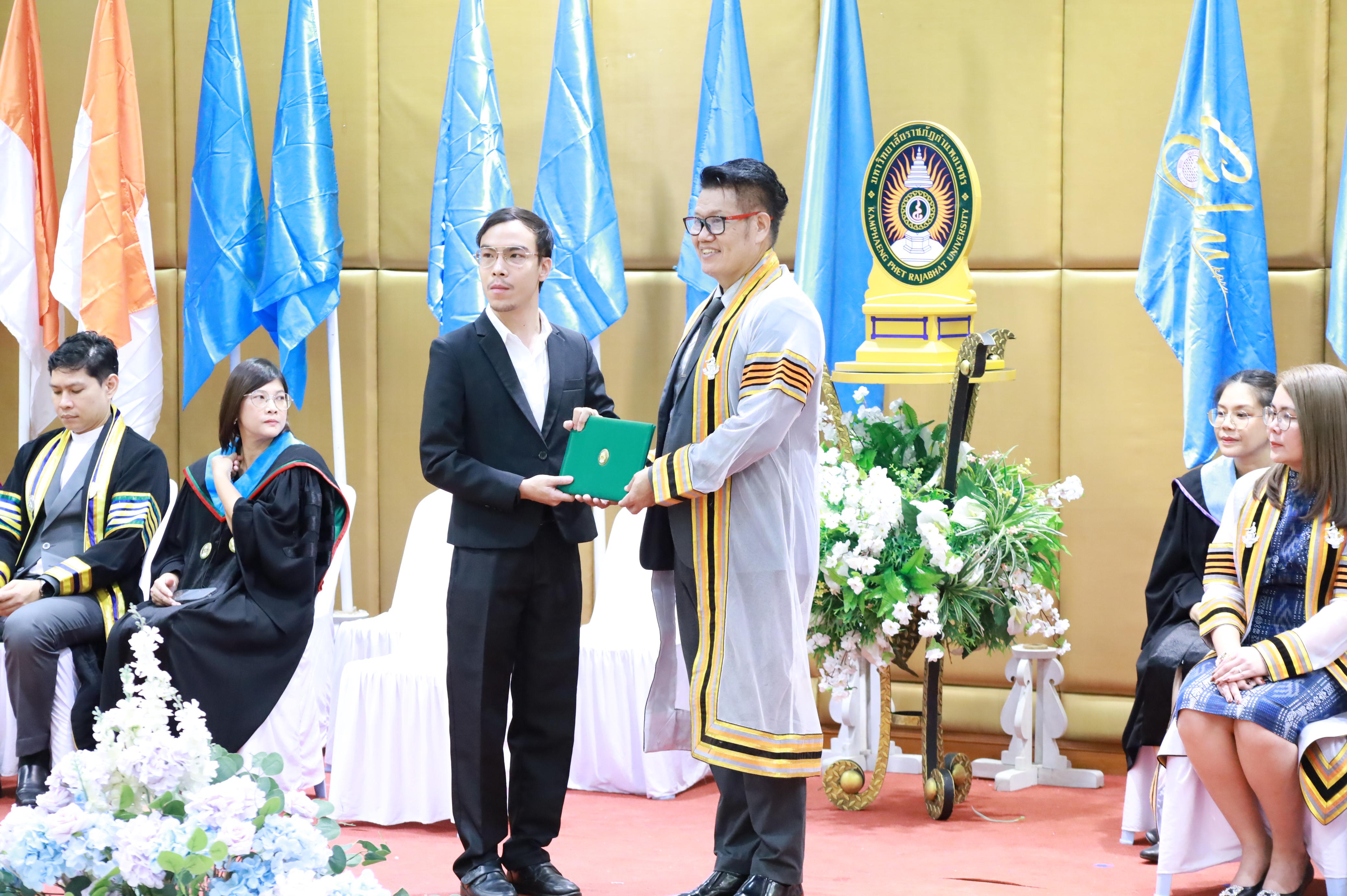 356. คณะครุศาสตร์มหาลัยราชภัฏกำแพงเพชร จัดกิจกรรมมอบเกียรติบัตรและแสดงความยินดีกับผู้สำเร็จการศึกษานักศึกษาหลักสูตรประกาศนียบัตรบัณฑิต สาขาวิชาชีพครู