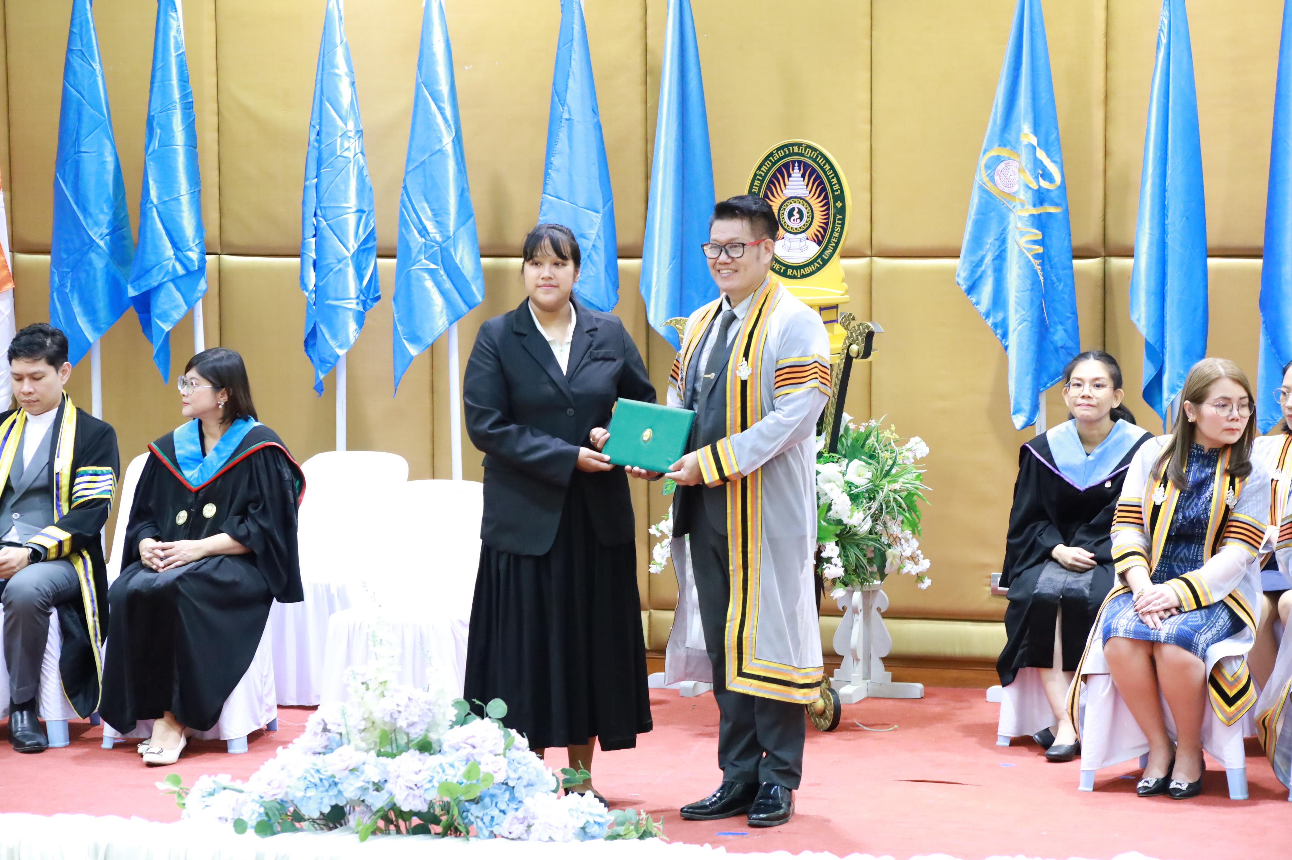 357. คณะครุศาสตร์มหาลัยราชภัฏกำแพงเพชร จัดกิจกรรมมอบเกียรติบัตรและแสดงความยินดีกับผู้สำเร็จการศึกษานักศึกษาหลักสูตรประกาศนียบัตรบัณฑิต สาขาวิชาชีพครู