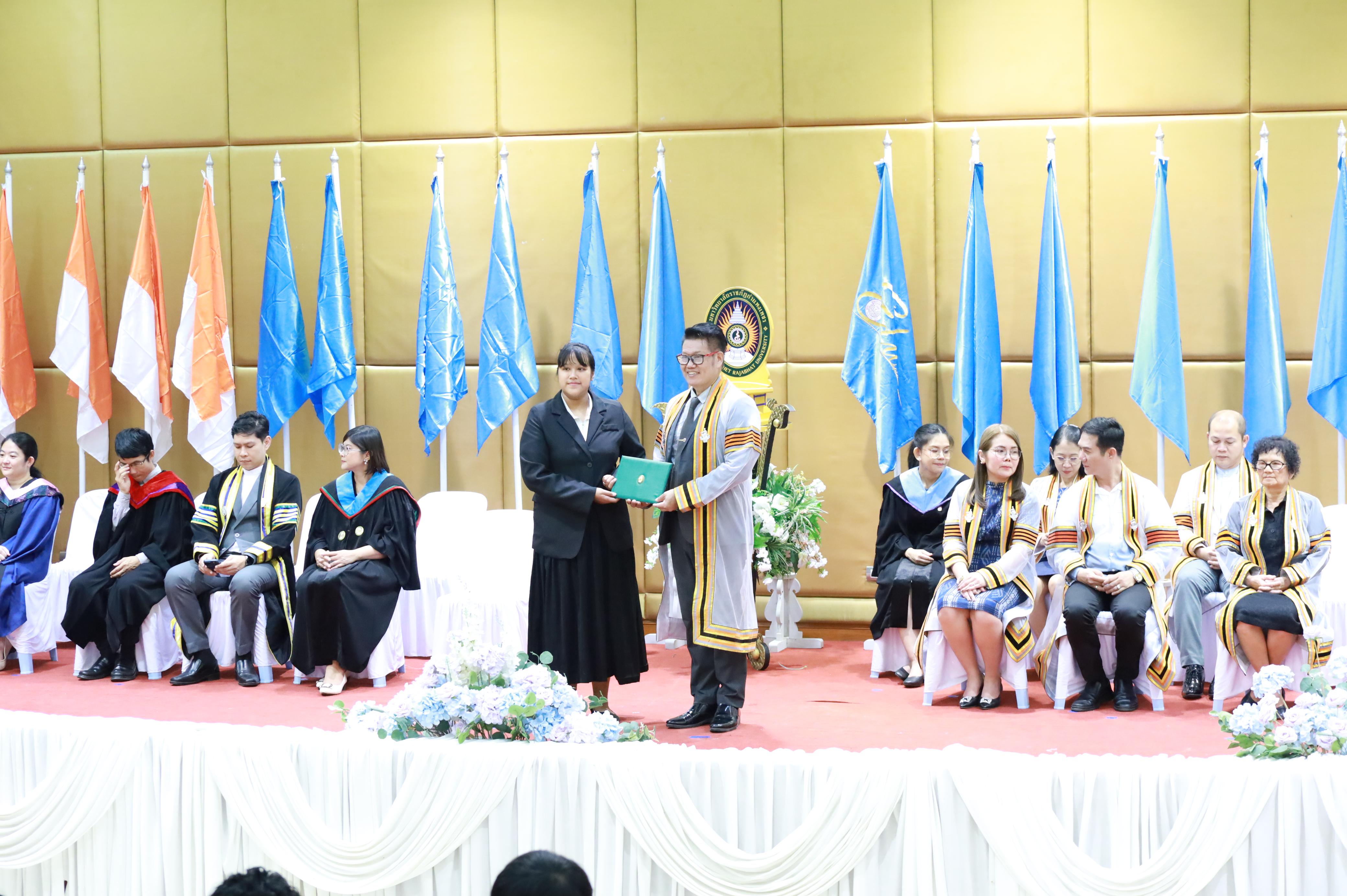 358. คณะครุศาสตร์มหาลัยราชภัฏกำแพงเพชร จัดกิจกรรมมอบเกียรติบัตรและแสดงความยินดีกับผู้สำเร็จการศึกษานักศึกษาหลักสูตรประกาศนียบัตรบัณฑิต สาขาวิชาชีพครู