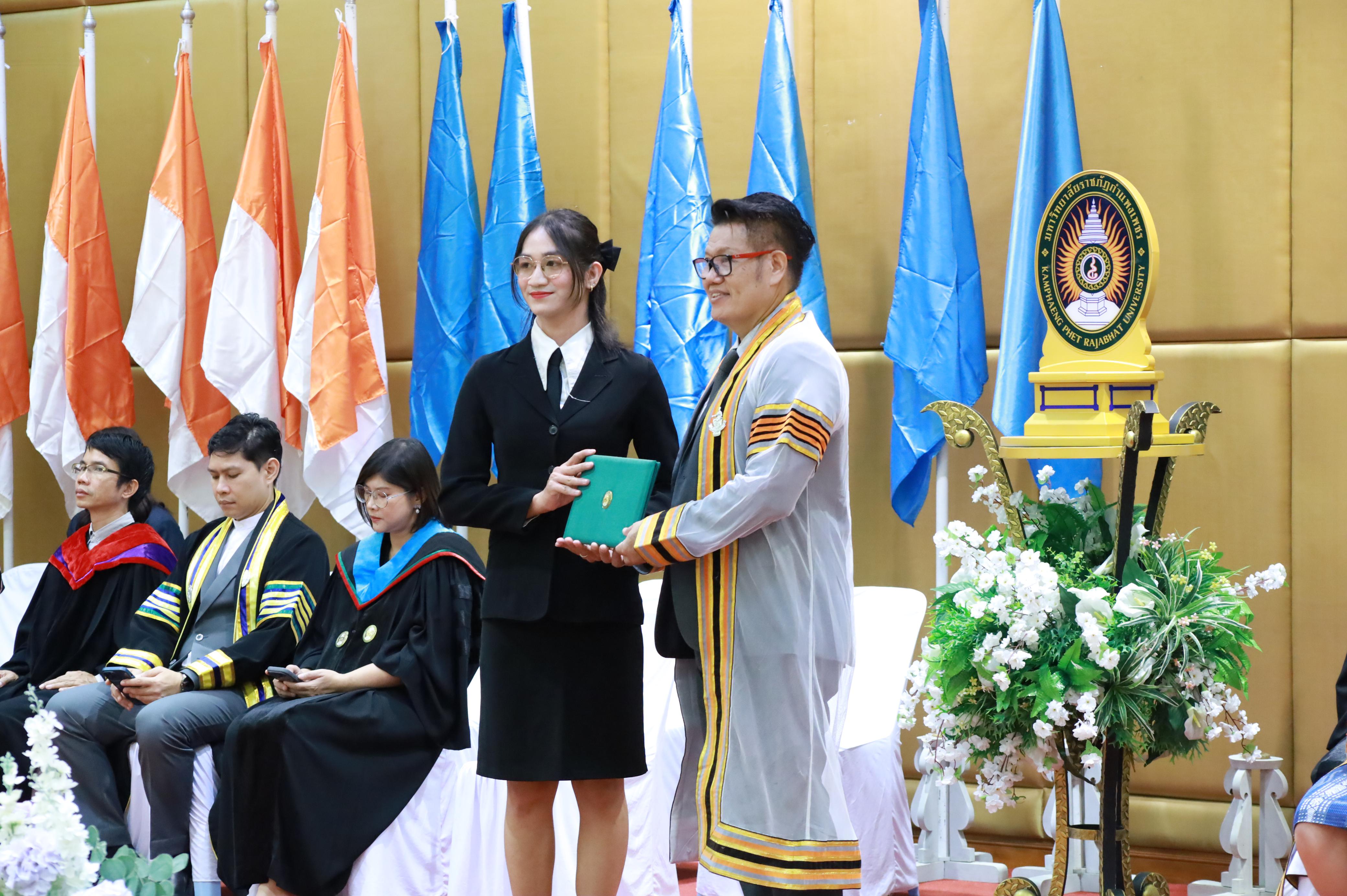 359. คณะครุศาสตร์มหาลัยราชภัฏกำแพงเพชร จัดกิจกรรมมอบเกียรติบัตรและแสดงความยินดีกับผู้สำเร็จการศึกษานักศึกษาหลักสูตรประกาศนียบัตรบัณฑิต สาขาวิชาชีพครู