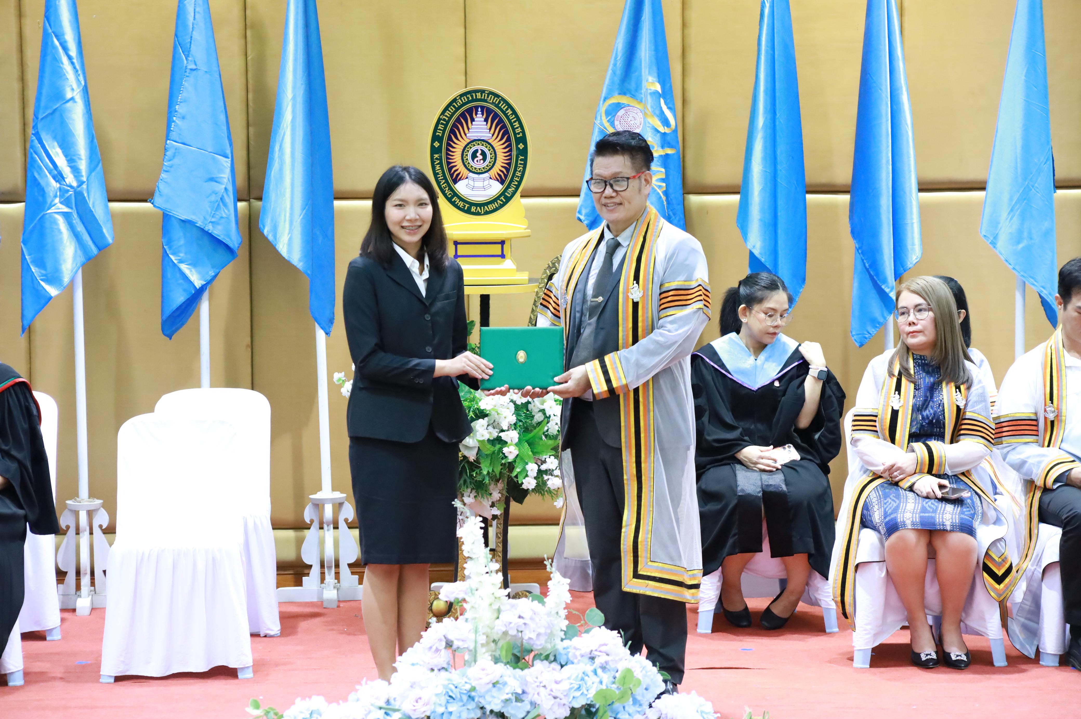 368. คณะครุศาสตร์มหาลัยราชภัฏกำแพงเพชร จัดกิจกรรมมอบเกียรติบัตรและแสดงความยินดีกับผู้สำเร็จการศึกษานักศึกษาหลักสูตรประกาศนียบัตรบัณฑิต สาขาวิชาชีพครู