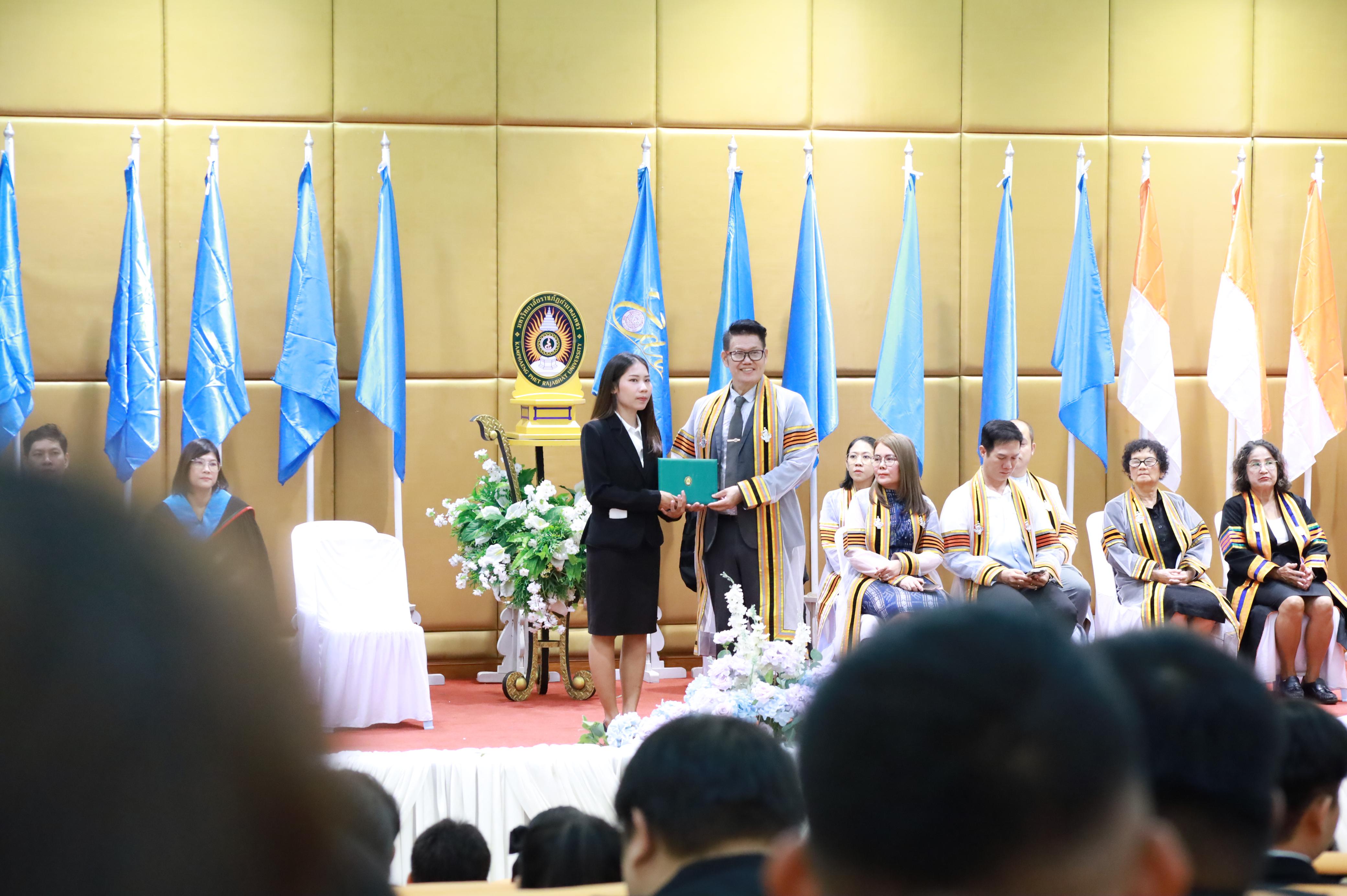 370. คณะครุศาสตร์มหาลัยราชภัฏกำแพงเพชร จัดกิจกรรมมอบเกียรติบัตรและแสดงความยินดีกับผู้สำเร็จการศึกษานักศึกษาหลักสูตรประกาศนียบัตรบัณฑิต สาขาวิชาชีพครู