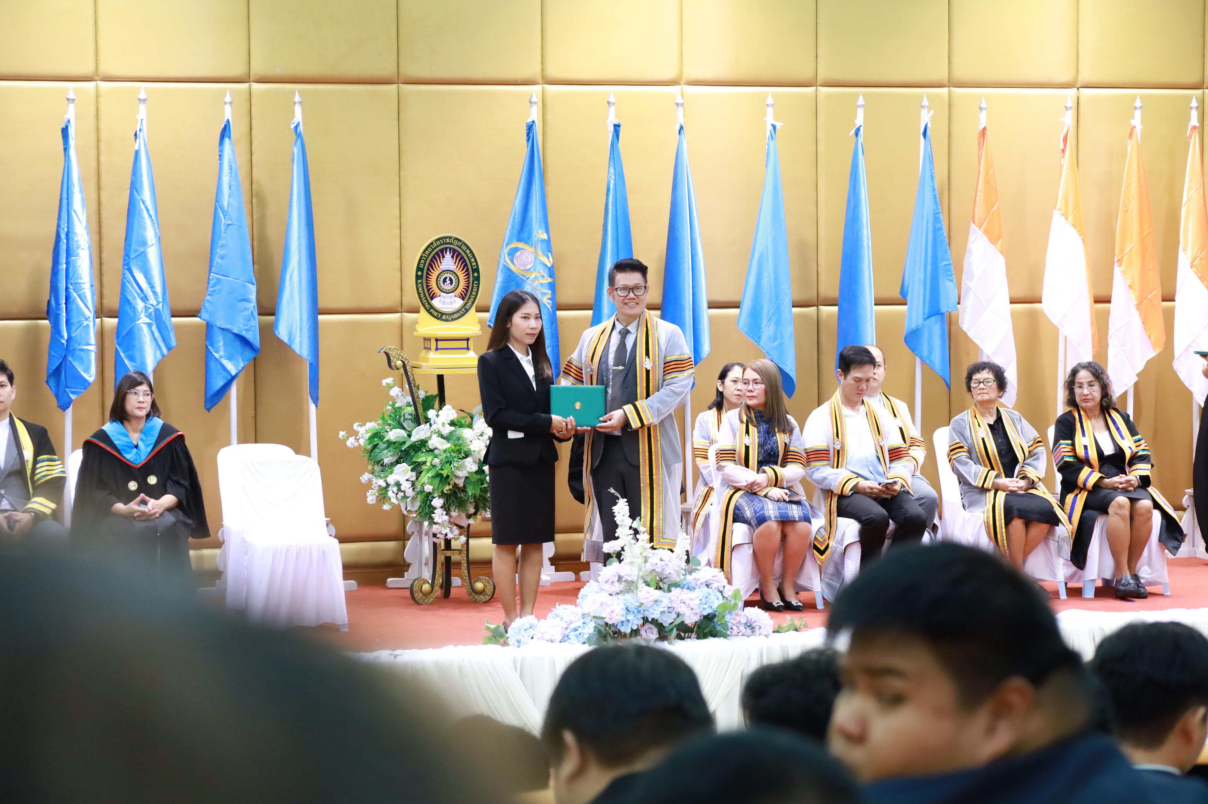 371. คณะครุศาสตร์มหาลัยราชภัฏกำแพงเพชร จัดกิจกรรมมอบเกียรติบัตรและแสดงความยินดีกับผู้สำเร็จการศึกษานักศึกษาหลักสูตรประกาศนียบัตรบัณฑิต สาขาวิชาชีพครู