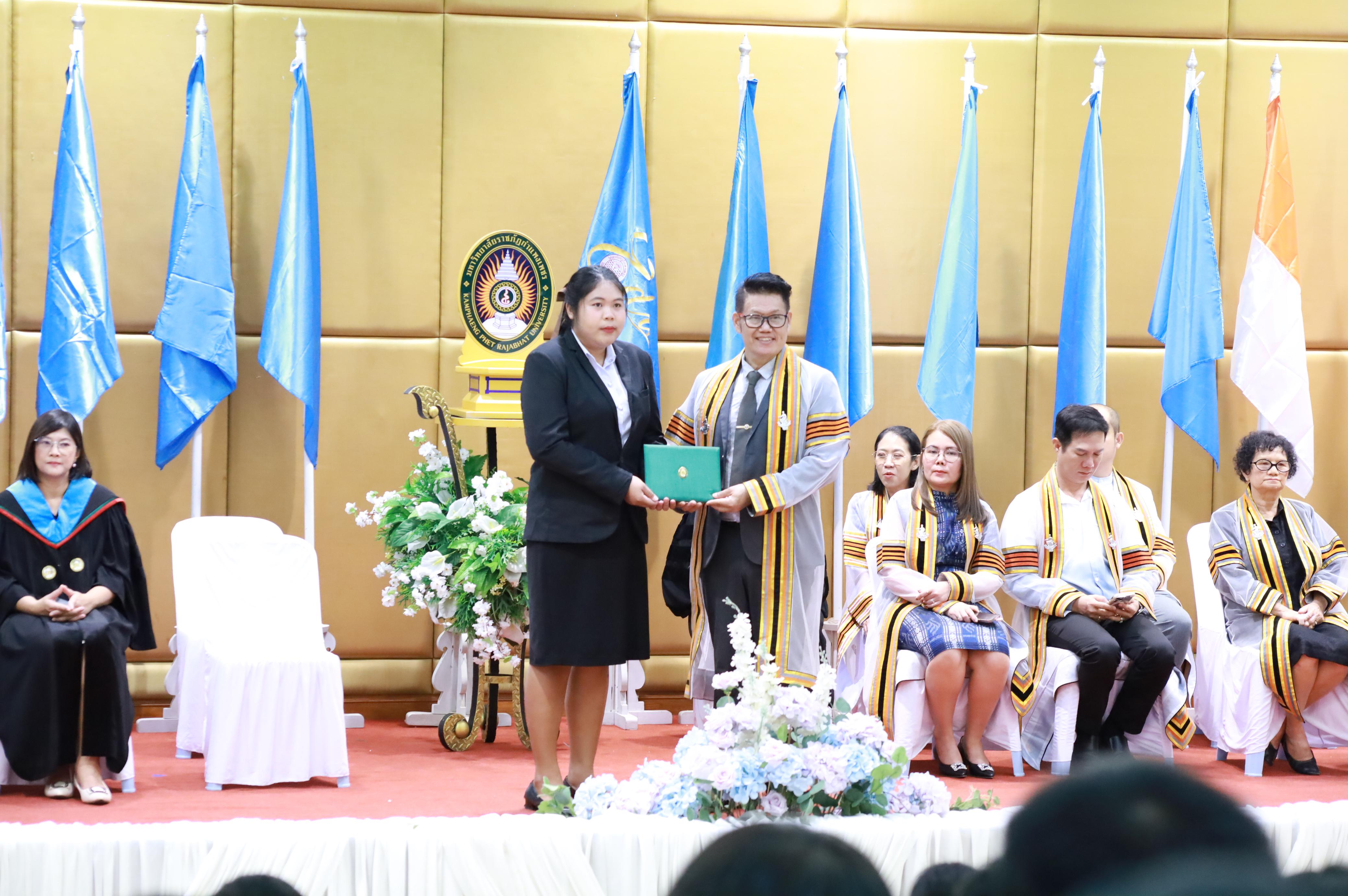 372. คณะครุศาสตร์มหาลัยราชภัฏกำแพงเพชร จัดกิจกรรมมอบเกียรติบัตรและแสดงความยินดีกับผู้สำเร็จการศึกษานักศึกษาหลักสูตรประกาศนียบัตรบัณฑิต สาขาวิชาชีพครู