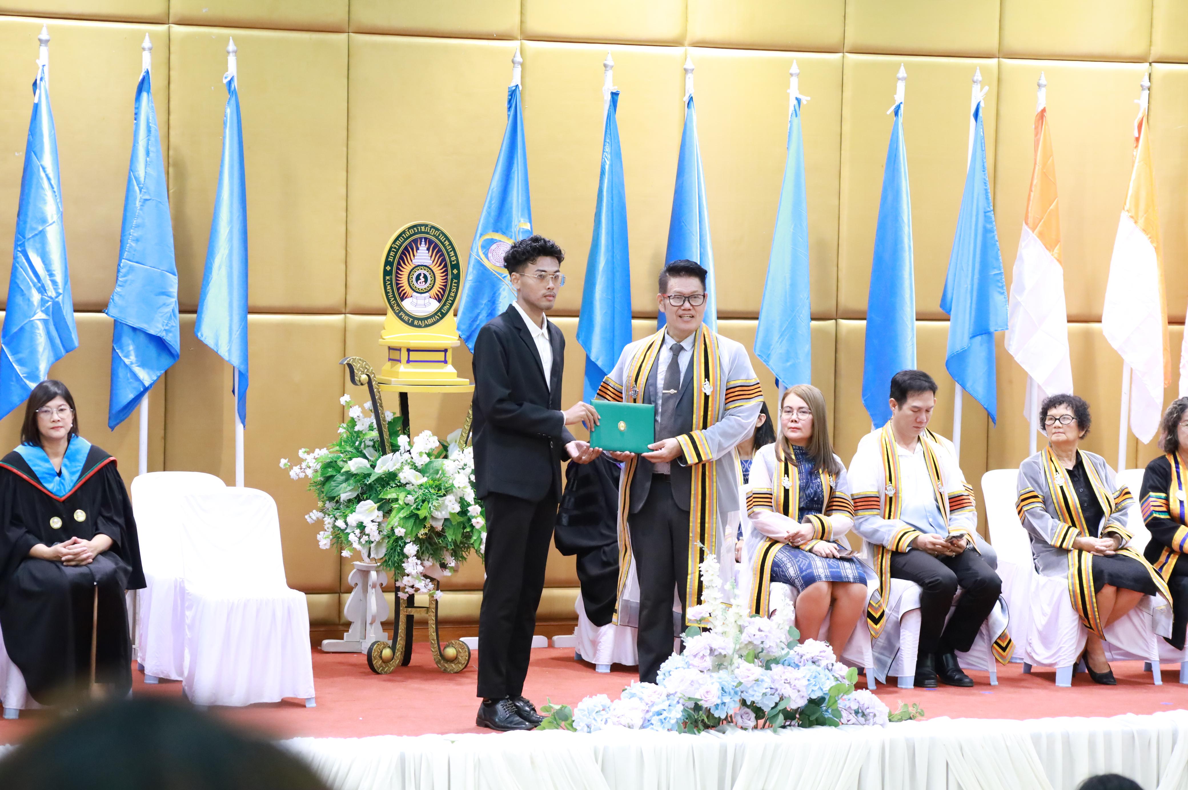 373. คณะครุศาสตร์มหาลัยราชภัฏกำแพงเพชร จัดกิจกรรมมอบเกียรติบัตรและแสดงความยินดีกับผู้สำเร็จการศึกษานักศึกษาหลักสูตรประกาศนียบัตรบัณฑิต สาขาวิชาชีพครู