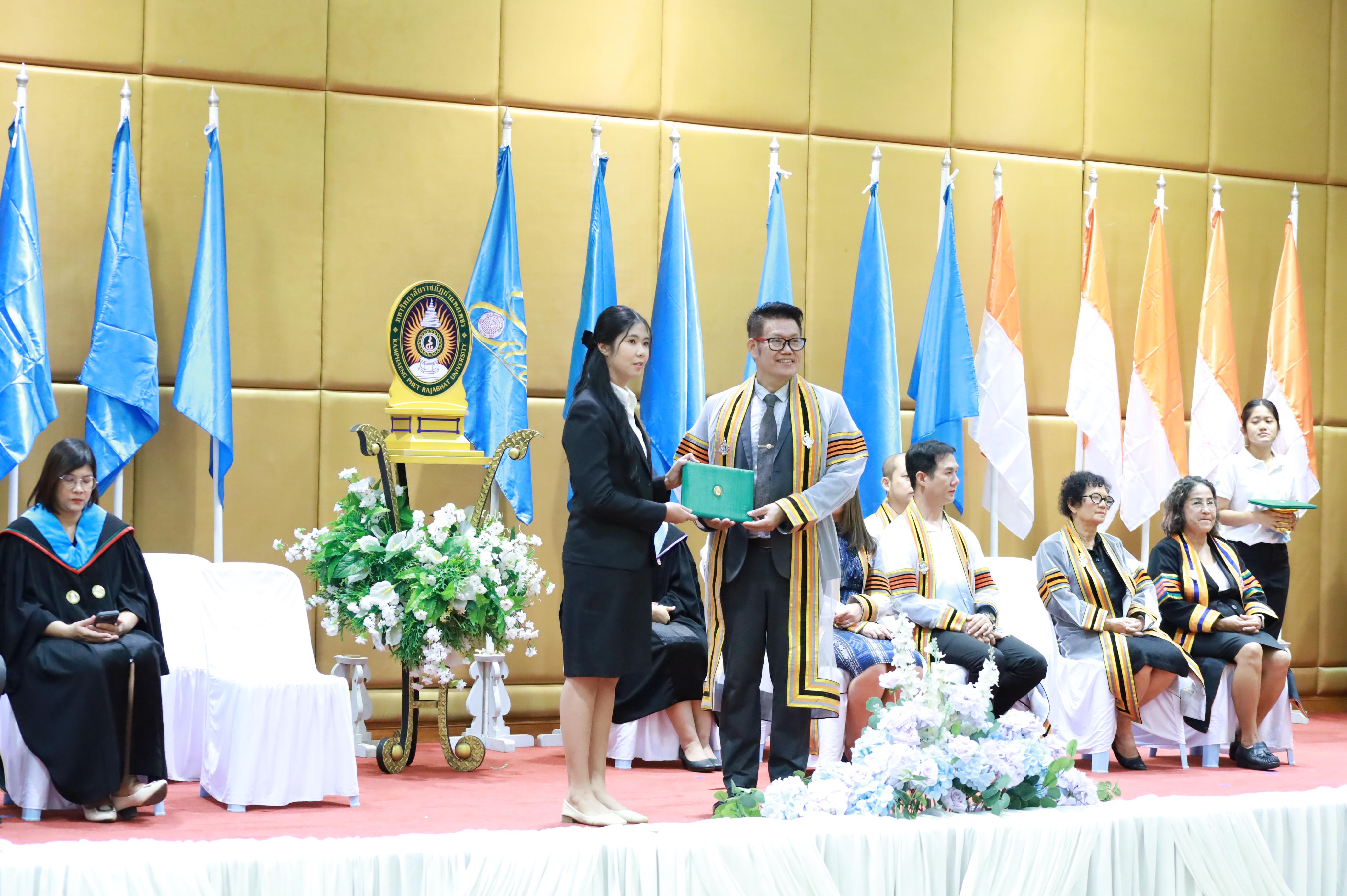 374. คณะครุศาสตร์มหาลัยราชภัฏกำแพงเพชร จัดกิจกรรมมอบเกียรติบัตรและแสดงความยินดีกับผู้สำเร็จการศึกษานักศึกษาหลักสูตรประกาศนียบัตรบัณฑิต สาขาวิชาชีพครู