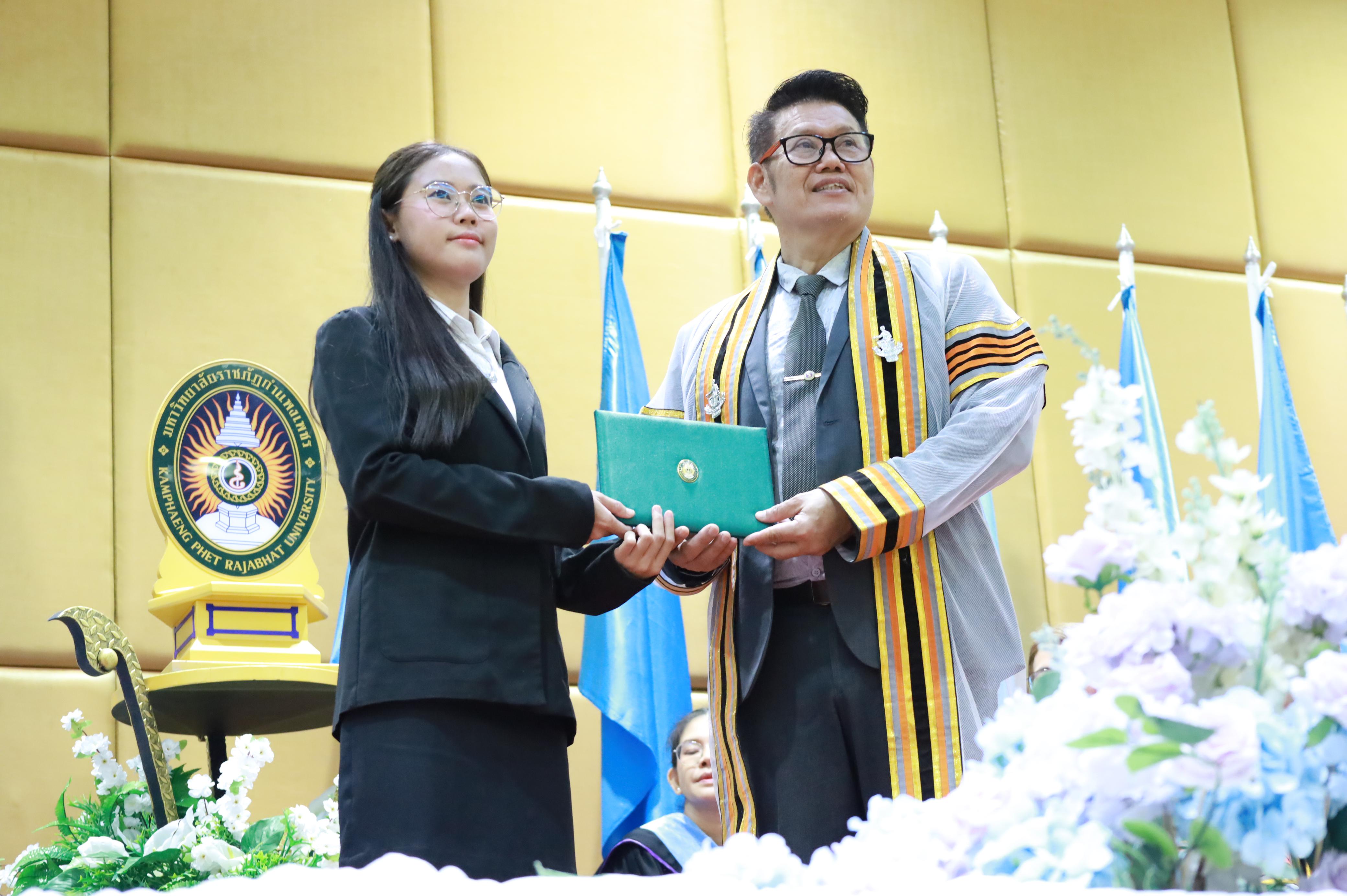 378. คณะครุศาสตร์มหาลัยราชภัฏกำแพงเพชร จัดกิจกรรมมอบเกียรติบัตรและแสดงความยินดีกับผู้สำเร็จการศึกษานักศึกษาหลักสูตรประกาศนียบัตรบัณฑิต สาขาวิชาชีพครู