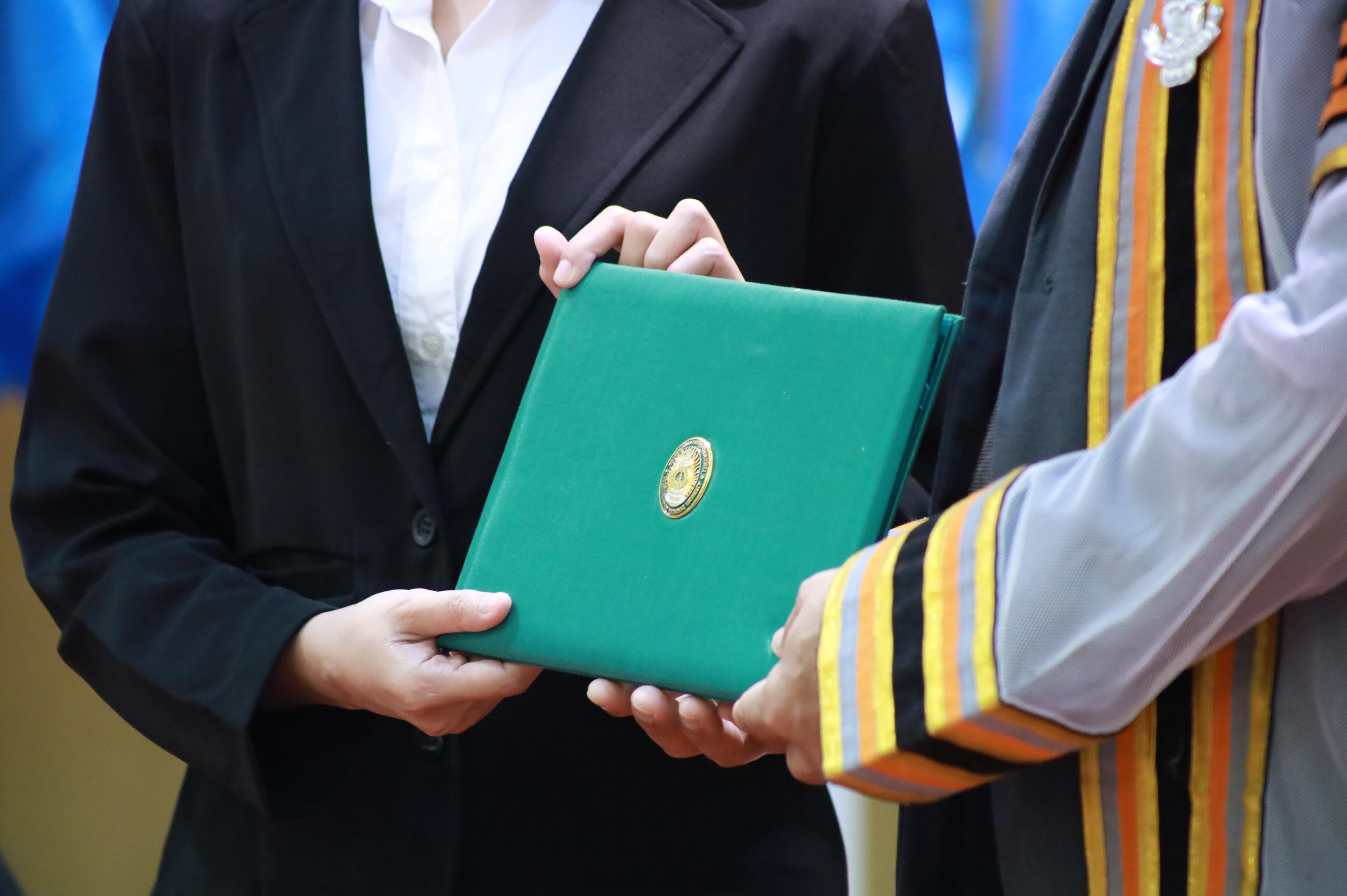 379. คณะครุศาสตร์มหาลัยราชภัฏกำแพงเพชร จัดกิจกรรมมอบเกียรติบัตรและแสดงความยินดีกับผู้สำเร็จการศึกษานักศึกษาหลักสูตรประกาศนียบัตรบัณฑิต สาขาวิชาชีพครู
