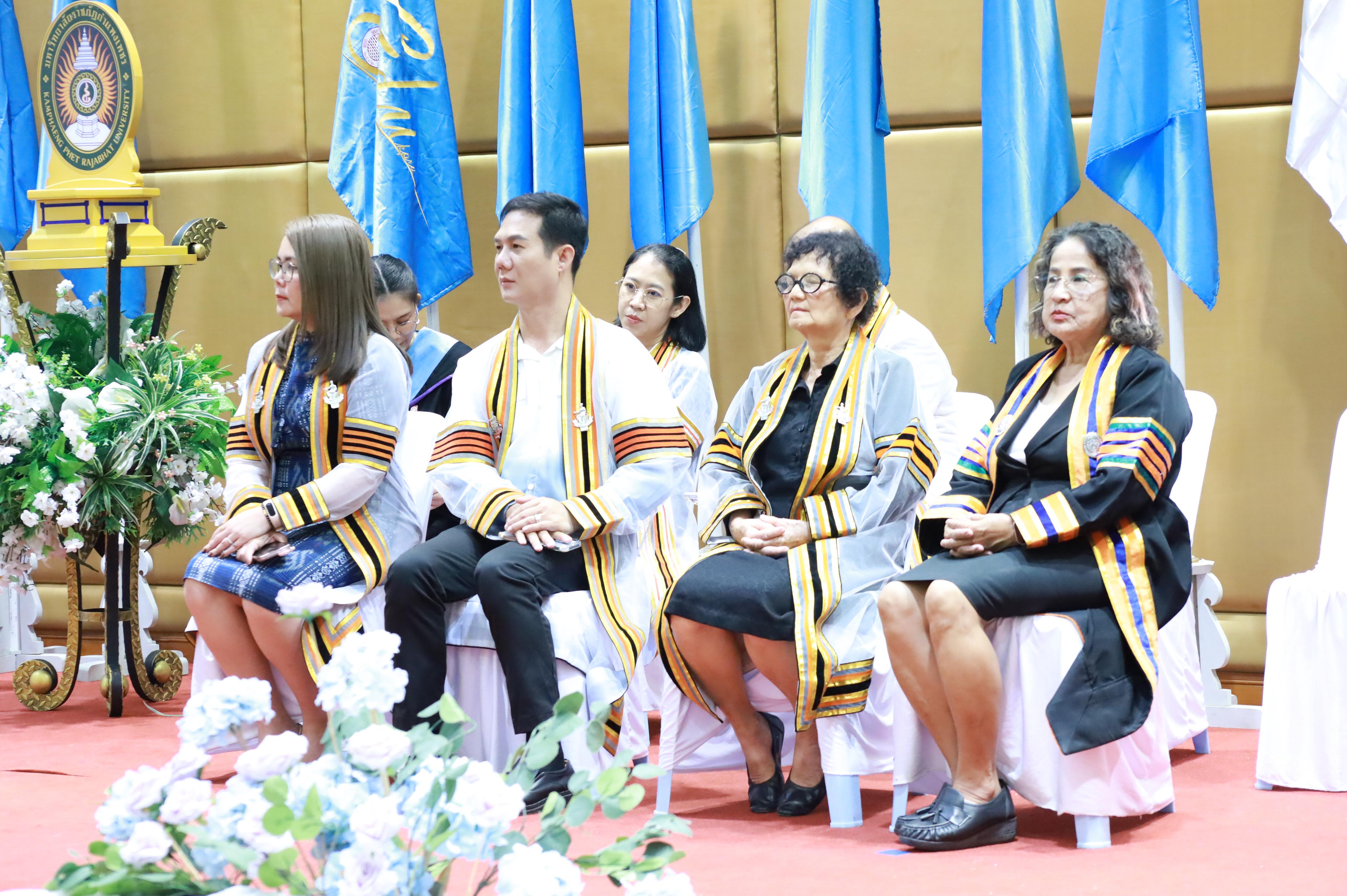 381. คณะครุศาสตร์มหาลัยราชภัฏกำแพงเพชร จัดกิจกรรมมอบเกียรติบัตรและแสดงความยินดีกับผู้สำเร็จการศึกษานักศึกษาหลักสูตรประกาศนียบัตรบัณฑิต สาขาวิชาชีพครู