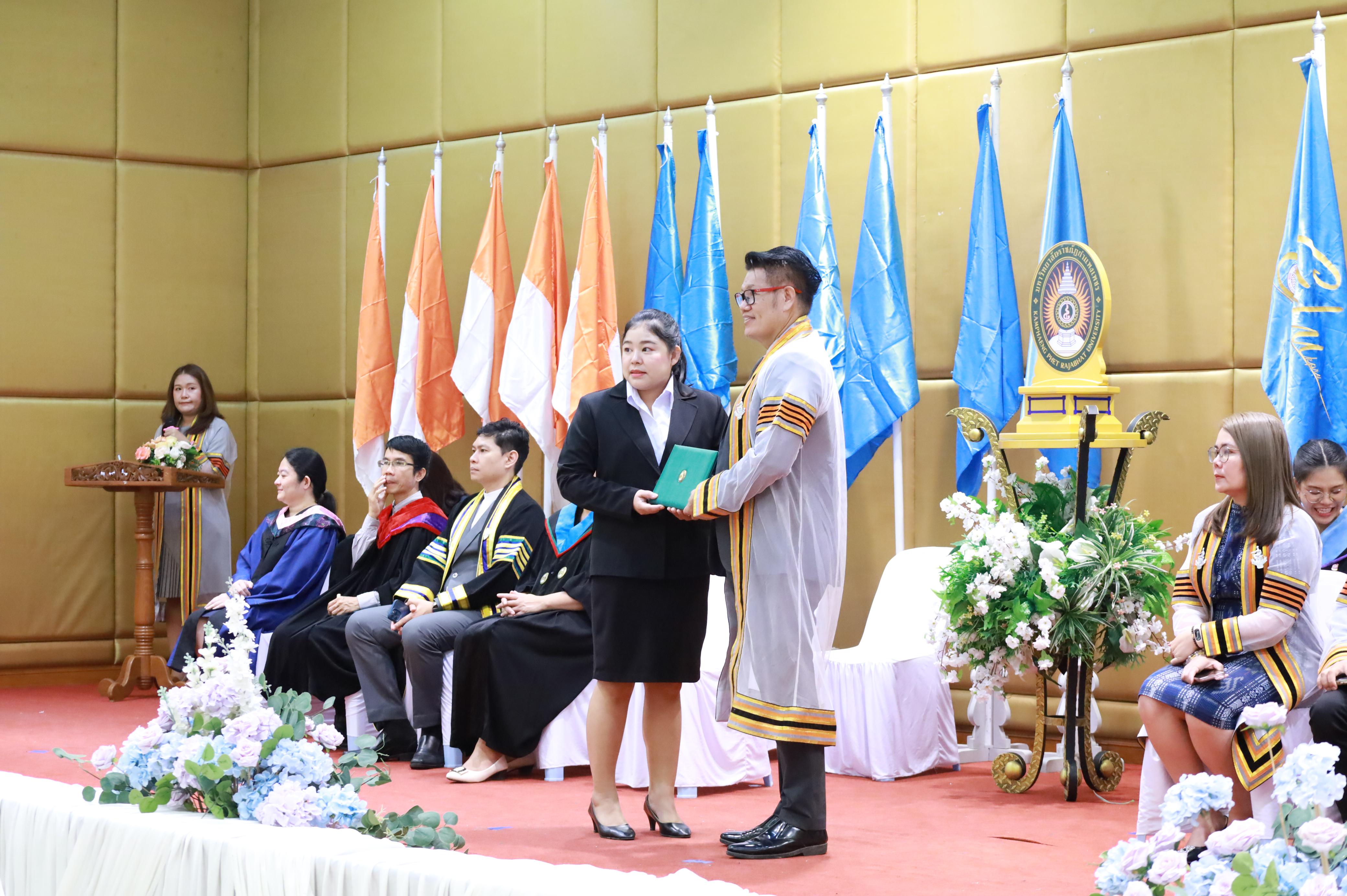382. คณะครุศาสตร์มหาลัยราชภัฏกำแพงเพชร จัดกิจกรรมมอบเกียรติบัตรและแสดงความยินดีกับผู้สำเร็จการศึกษานักศึกษาหลักสูตรประกาศนียบัตรบัณฑิต สาขาวิชาชีพครู