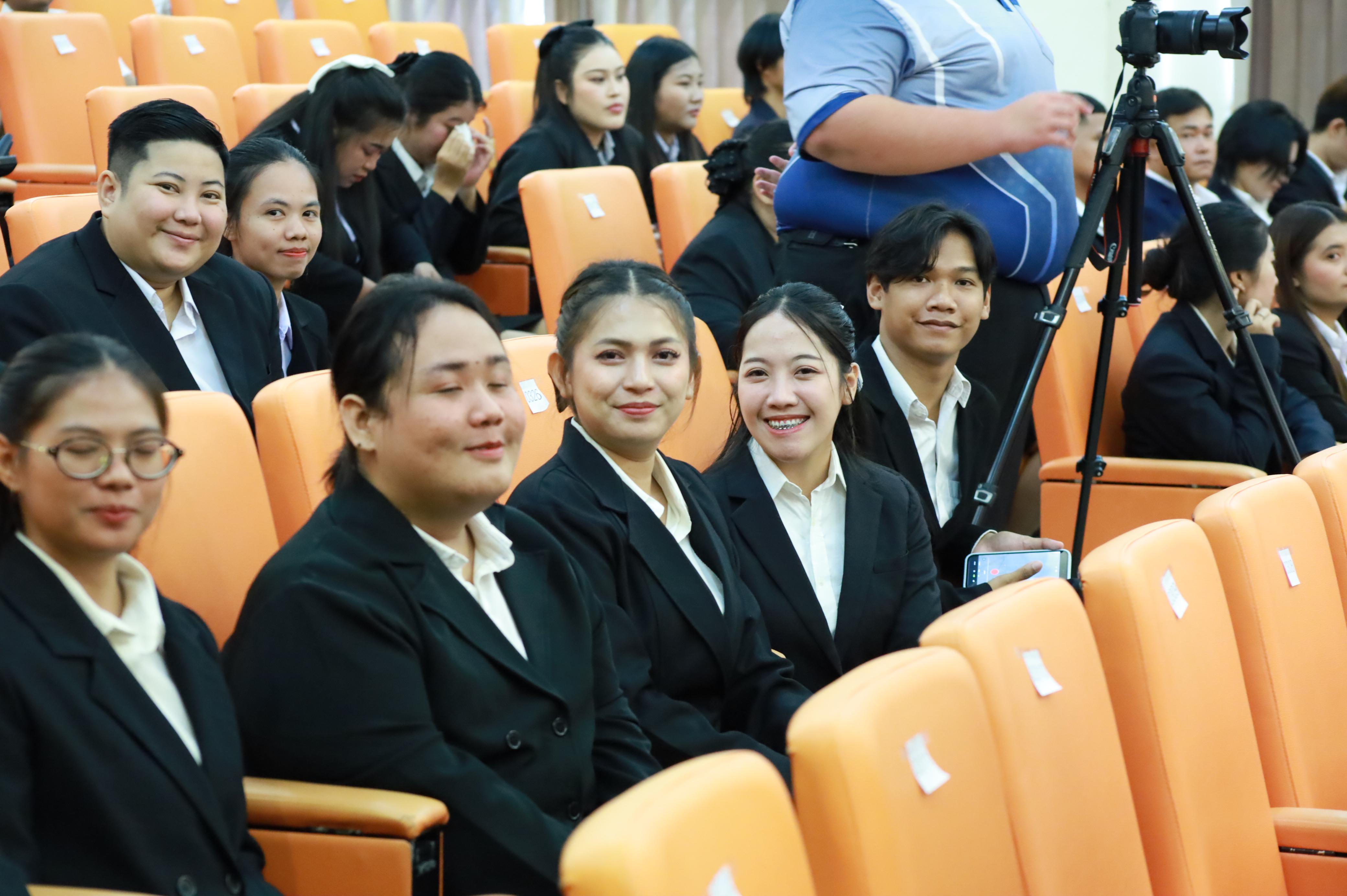 393. คณะครุศาสตร์มหาลัยราชภัฏกำแพงเพชร จัดกิจกรรมมอบเกียรติบัตรและแสดงความยินดีกับผู้สำเร็จการศึกษานักศึกษาหลักสูตรประกาศนียบัตรบัณฑิต สาขาวิชาชีพครู