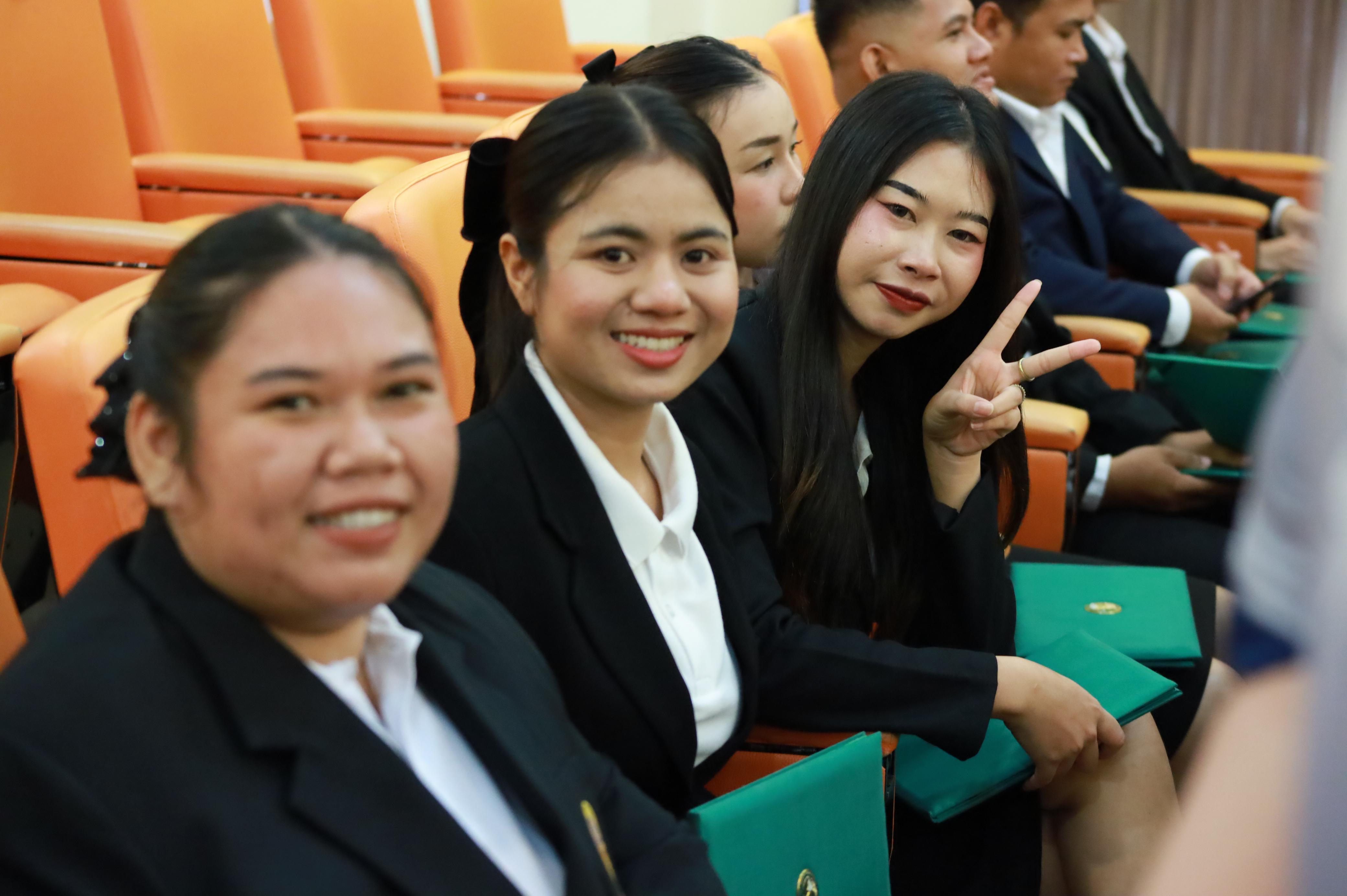 398. คณะครุศาสตร์มหาลัยราชภัฏกำแพงเพชร จัดกิจกรรมมอบเกียรติบัตรและแสดงความยินดีกับผู้สำเร็จการศึกษานักศึกษาหลักสูตรประกาศนียบัตรบัณฑิต สาขาวิชาชีพครู