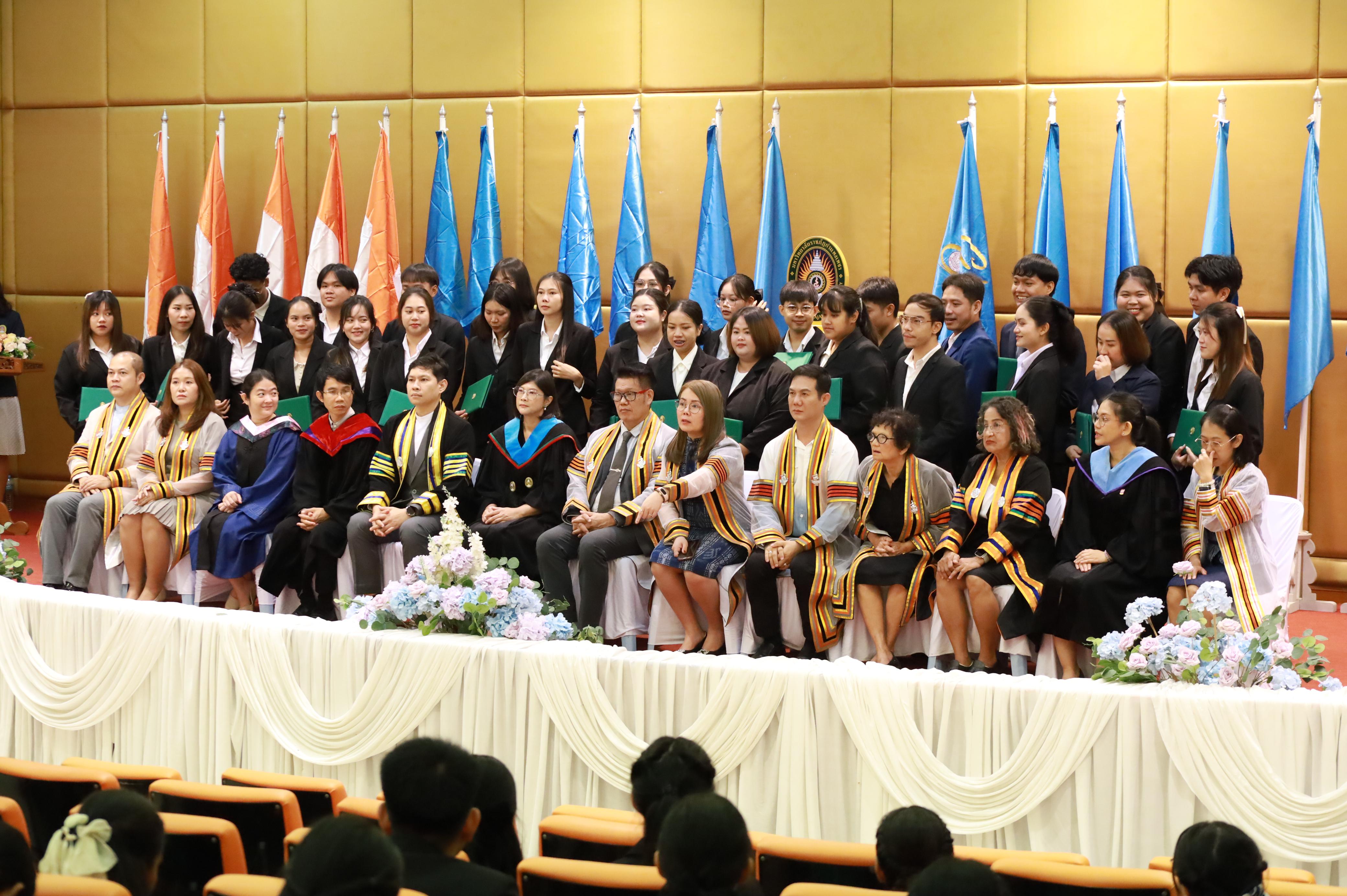412. คณะครุศาสตร์มหาลัยราชภัฏกำแพงเพชร จัดกิจกรรมมอบเกียรติบัตรและแสดงความยินดีกับผู้สำเร็จการศึกษานักศึกษาหลักสูตรประกาศนียบัตรบัณฑิต สาขาวิชาชีพครู