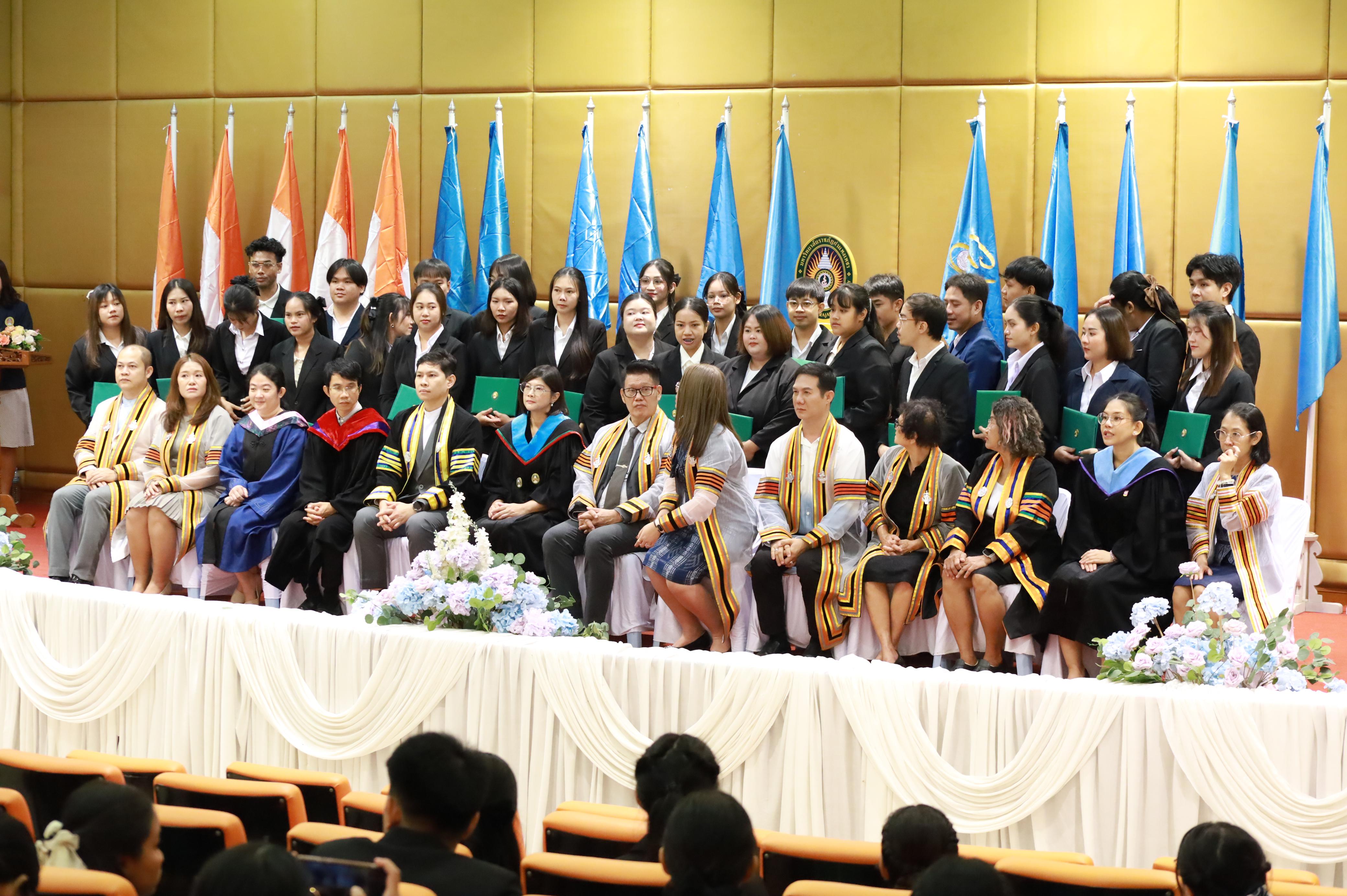 413. คณะครุศาสตร์มหาลัยราชภัฏกำแพงเพชร จัดกิจกรรมมอบเกียรติบัตรและแสดงความยินดีกับผู้สำเร็จการศึกษานักศึกษาหลักสูตรประกาศนียบัตรบัณฑิต สาขาวิชาชีพครู