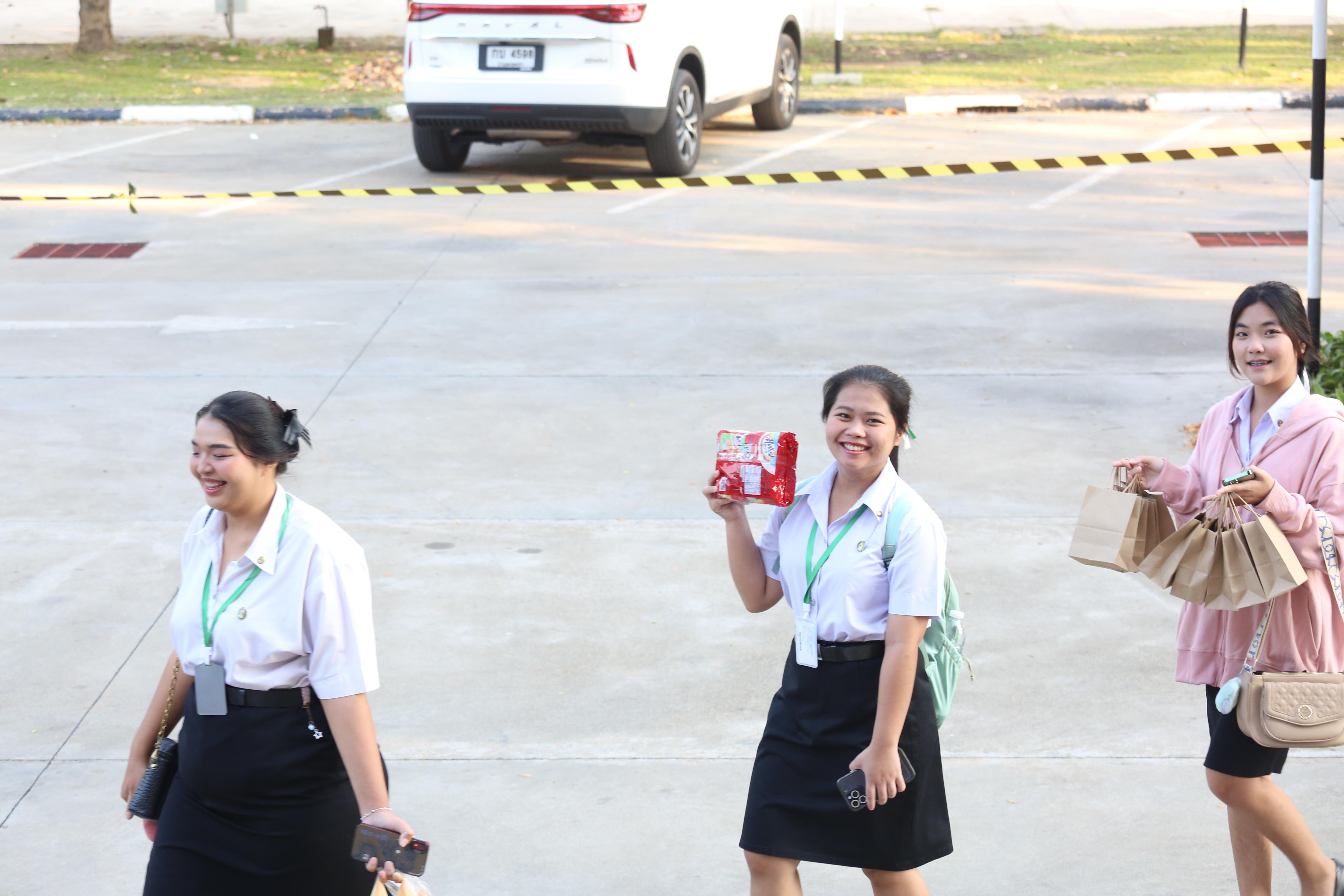 54. คณะครุศาสตร์จัดกิจกรรมทำบุญปีใหม่ ตักบาตรข้าวสารอาหารแห้ง วันที่ 24 ธันวาคม 2567 โดยมี รศ.ดร.บัณฑิต ฉัตรวิโรจน์ คณบดีคณะครุศาสตร์ เป็นประธานจุดธูปเทียนบูชาพระรัตนตรัย ณ อาคารนวัตกรรม ชั้น 2 คณะครุศาสตร์ มหาวิทยาลัยราชภัฏกำแพงเพชร