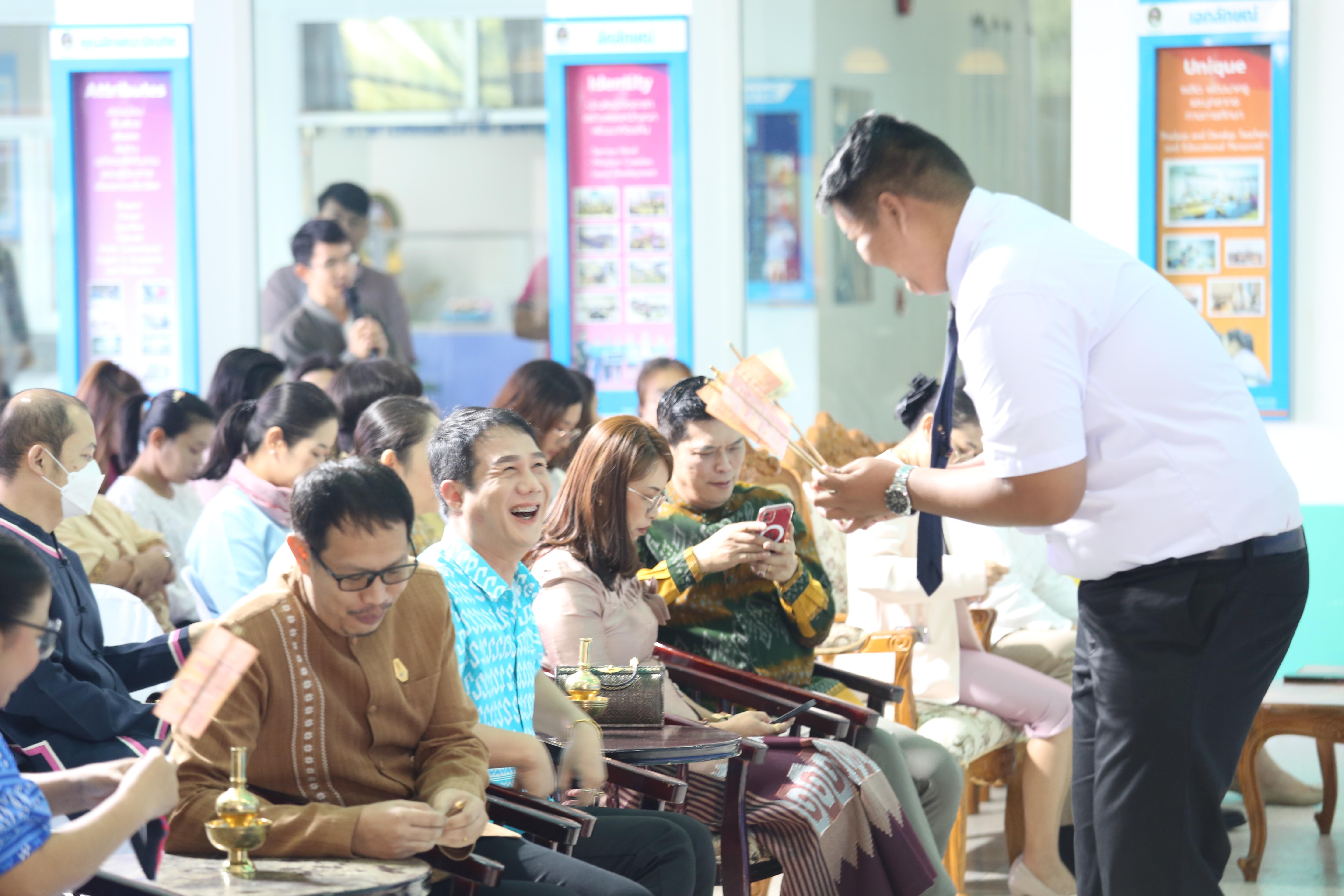 93. คณะครุศาสตร์จัดกิจกรรมทำบุญปีใหม่ ตักบาตรข้าวสารอาหารแห้ง วันที่ 24 ธันวาคม 2567 โดยมี รศ.ดร.บัณฑิต ฉัตรวิโรจน์ คณบดีคณะครุศาสตร์ เป็นประธานจุดธูปเทียนบูชาพระรัตนตรัย ณ อาคารนวัตกรรม ชั้น 2 คณะครุศาสตร์ มหาวิทยาลัยราชภัฏกำแพงเพชร