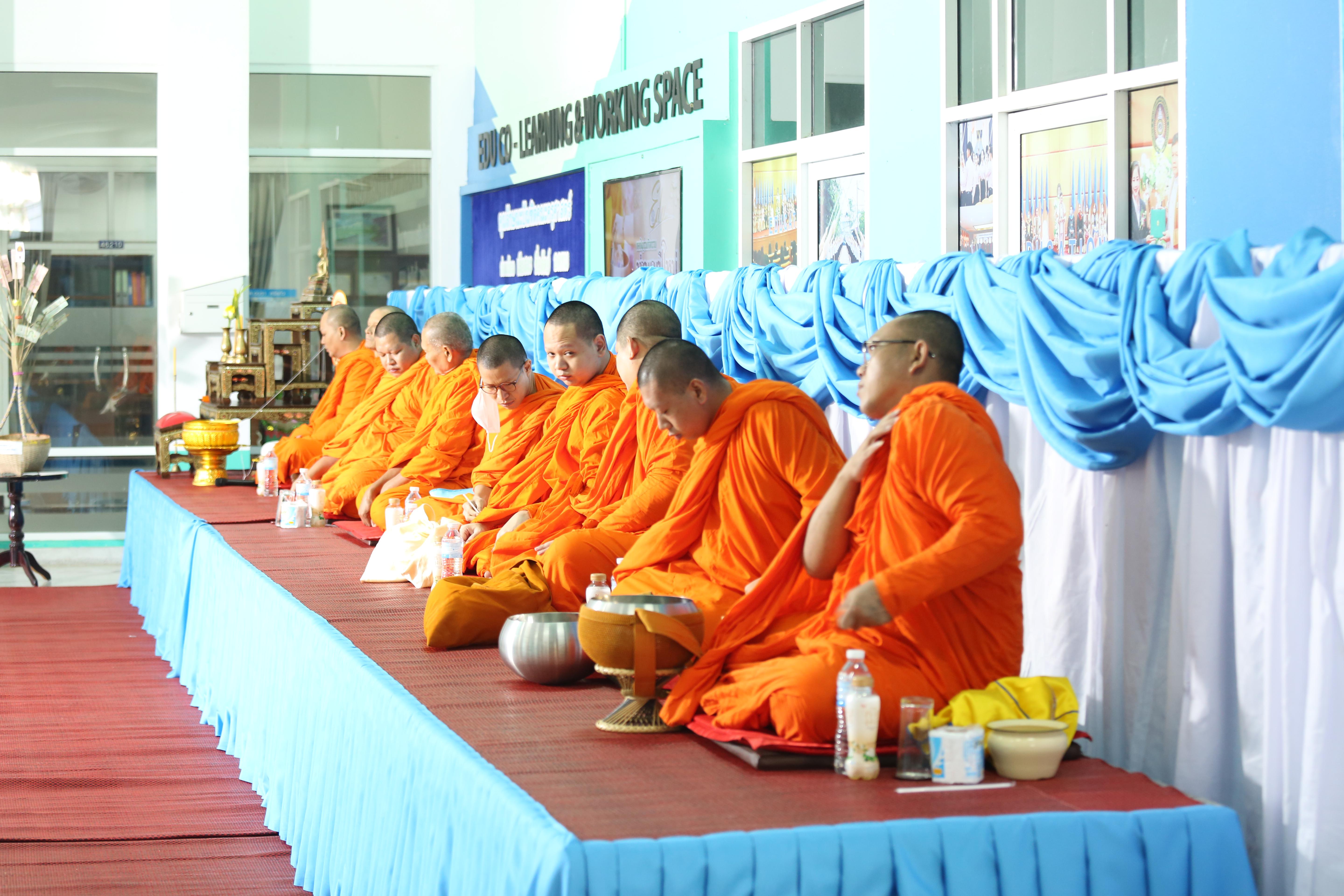 100. คณะครุศาสตร์จัดกิจกรรมทำบุญปีใหม่ ตักบาตรข้าวสารอาหารแห้ง วันที่ 24 ธันวาคม 2567 โดยมี รศ.ดร.บัณฑิต ฉัตรวิโรจน์ คณบดีคณะครุศาสตร์ เป็นประธานจุดธูปเทียนบูชาพระรัตนตรัย ณ อาคารนวัตกรรม ชั้น 2 คณะครุศาสตร์ มหาวิทยาลัยราชภัฏกำแพงเพชร