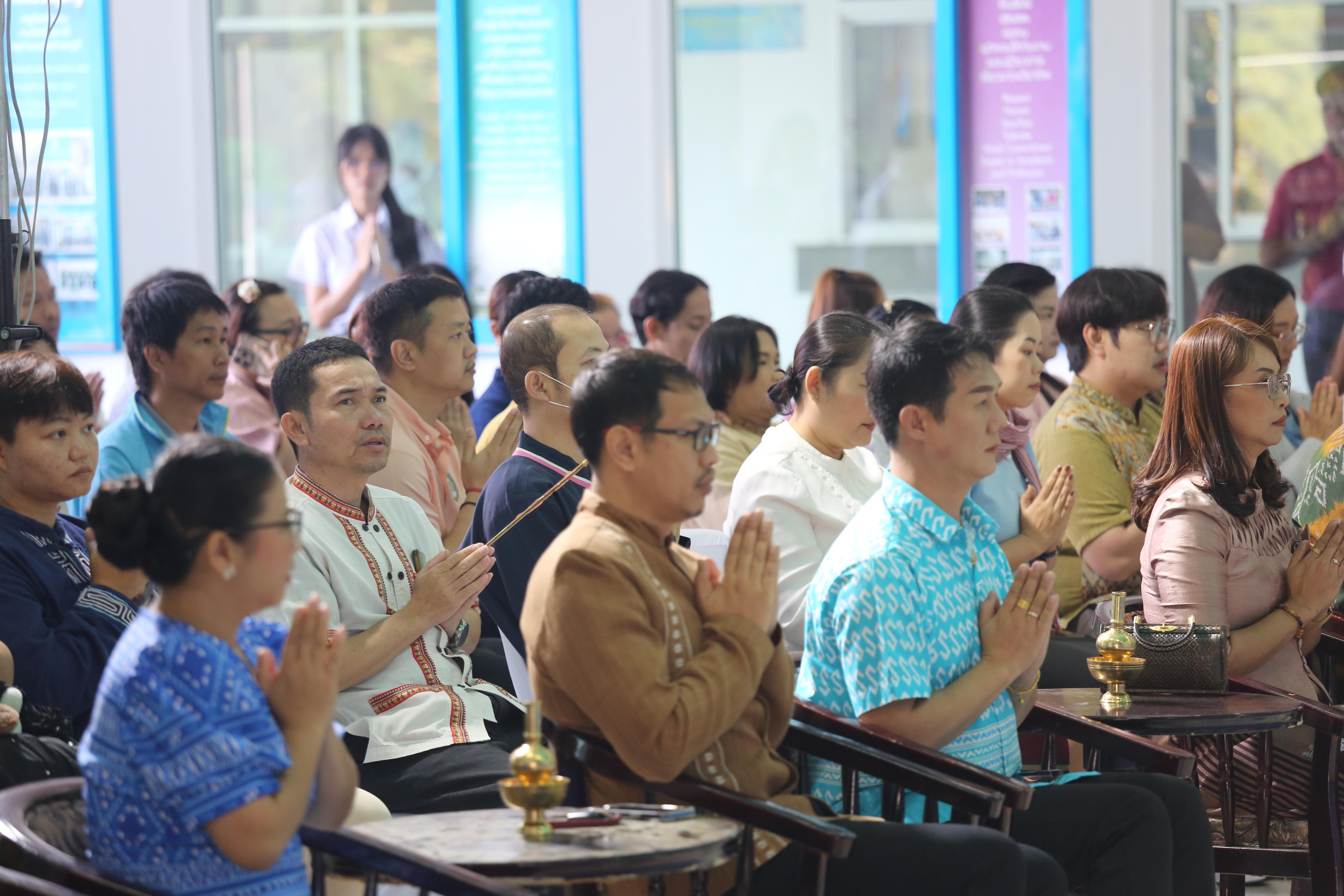 114. คณะครุศาสตร์จัดกิจกรรมทำบุญปีใหม่ ตักบาตรข้าวสารอาหารแห้ง วันที่ 24 ธันวาคม 2567 โดยมี รศ.ดร.บัณฑิต ฉัตรวิโรจน์ คณบดีคณะครุศาสตร์ เป็นประธานจุดธูปเทียนบูชาพระรัตนตรัย ณ อาคารนวัตกรรม ชั้น 2 คณะครุศาสตร์ มหาวิทยาลัยราชภัฏกำแพงเพชร