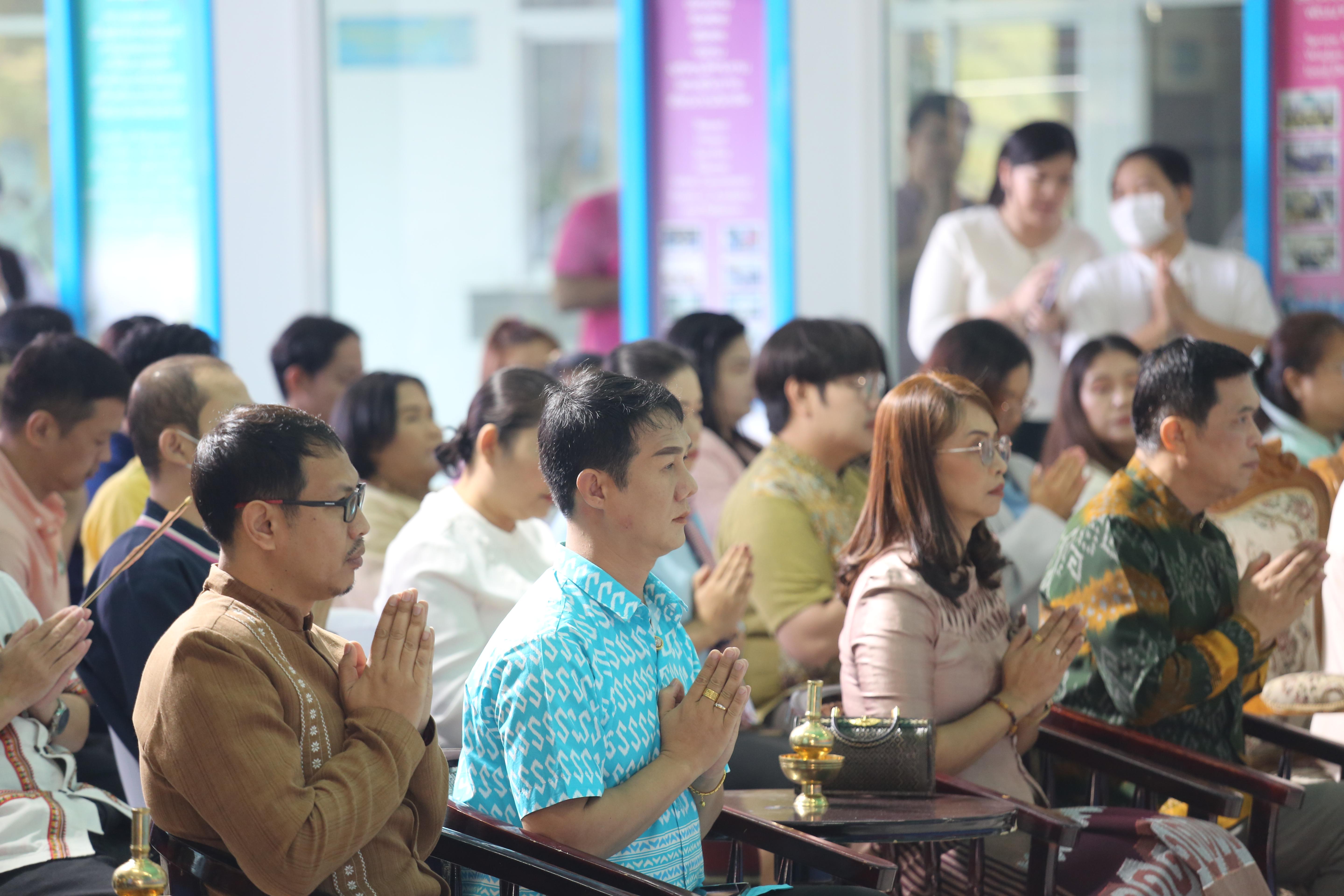 117. คณะครุศาสตร์จัดกิจกรรมทำบุญปีใหม่ ตักบาตรข้าวสารอาหารแห้ง วันที่ 24 ธันวาคม 2567 โดยมี รศ.ดร.บัณฑิต ฉัตรวิโรจน์ คณบดีคณะครุศาสตร์ เป็นประธานจุดธูปเทียนบูชาพระรัตนตรัย ณ อาคารนวัตกรรม ชั้น 2 คณะครุศาสตร์ มหาวิทยาลัยราชภัฏกำแพงเพชร