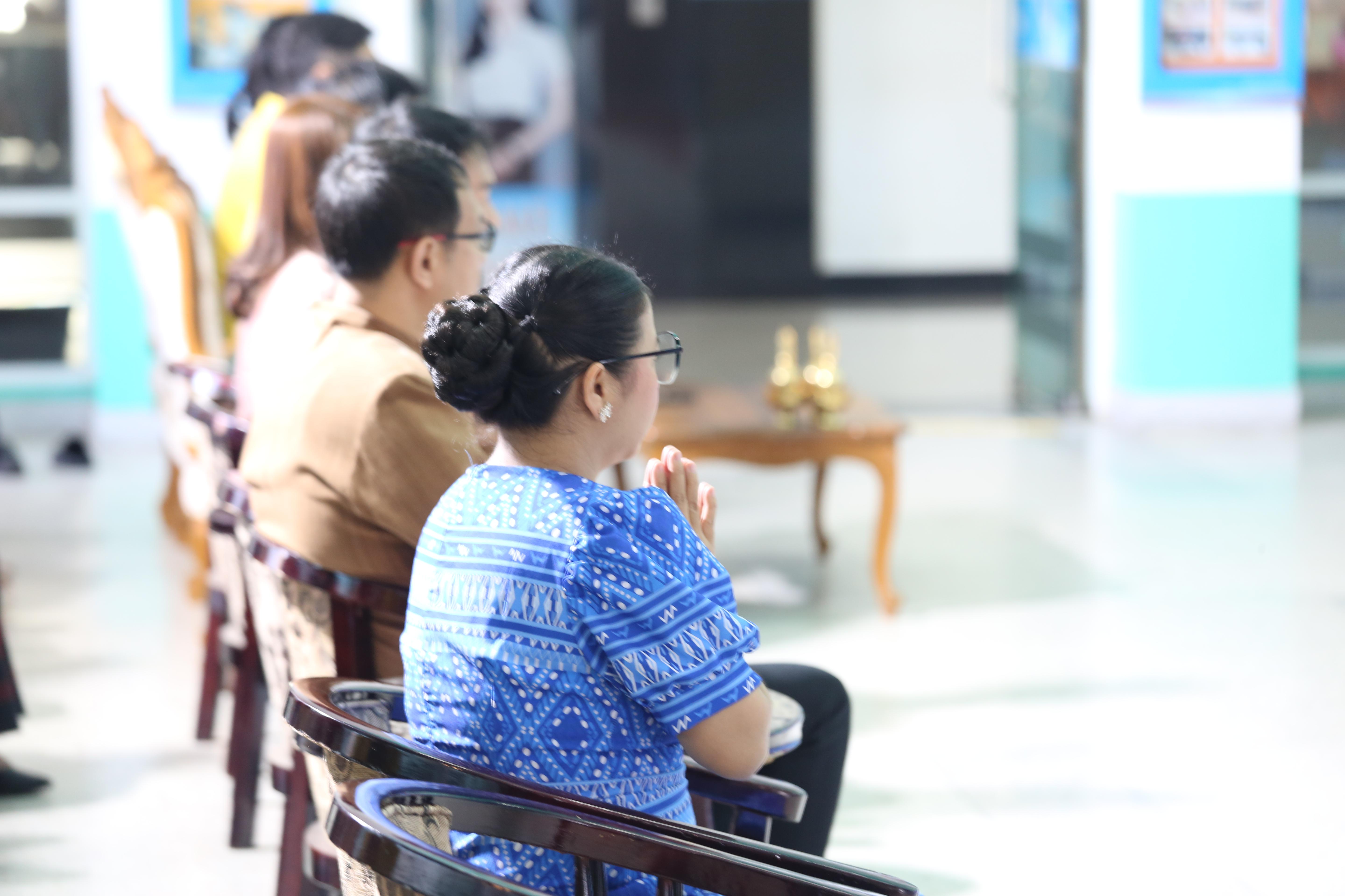 122. คณะครุศาสตร์จัดกิจกรรมทำบุญปีใหม่ ตักบาตรข้าวสารอาหารแห้ง วันที่ 24 ธันวาคม 2567 โดยมี รศ.ดร.บัณฑิต ฉัตรวิโรจน์ คณบดีคณะครุศาสตร์ เป็นประธานจุดธูปเทียนบูชาพระรัตนตรัย ณ อาคารนวัตกรรม ชั้น 2 คณะครุศาสตร์ มหาวิทยาลัยราชภัฏกำแพงเพชร