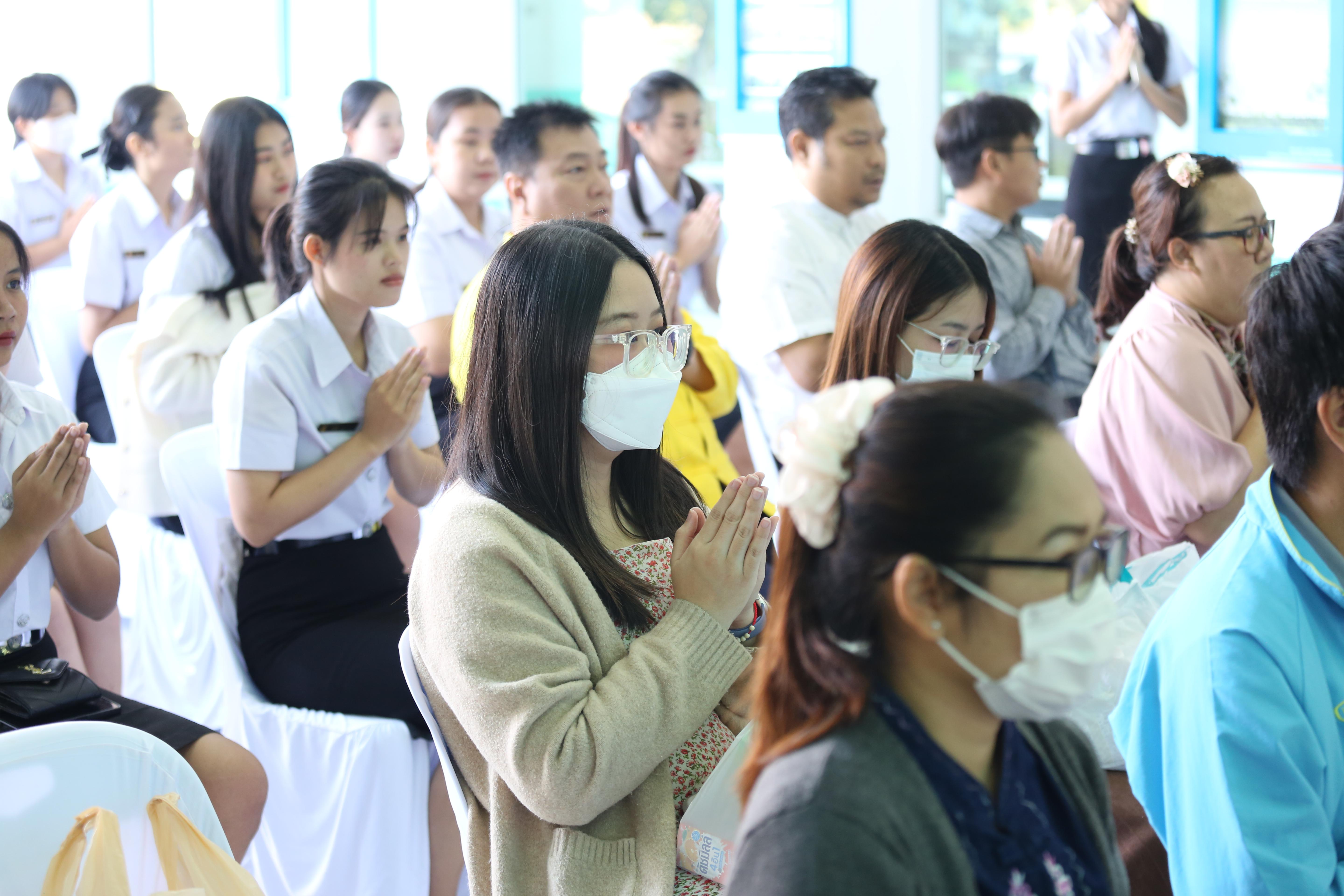 124. คณะครุศาสตร์จัดกิจกรรมทำบุญปีใหม่ ตักบาตรข้าวสารอาหารแห้ง วันที่ 24 ธันวาคม 2567 โดยมี รศ.ดร.บัณฑิต ฉัตรวิโรจน์ คณบดีคณะครุศาสตร์ เป็นประธานจุดธูปเทียนบูชาพระรัตนตรัย ณ อาคารนวัตกรรม ชั้น 2 คณะครุศาสตร์ มหาวิทยาลัยราชภัฏกำแพงเพชร