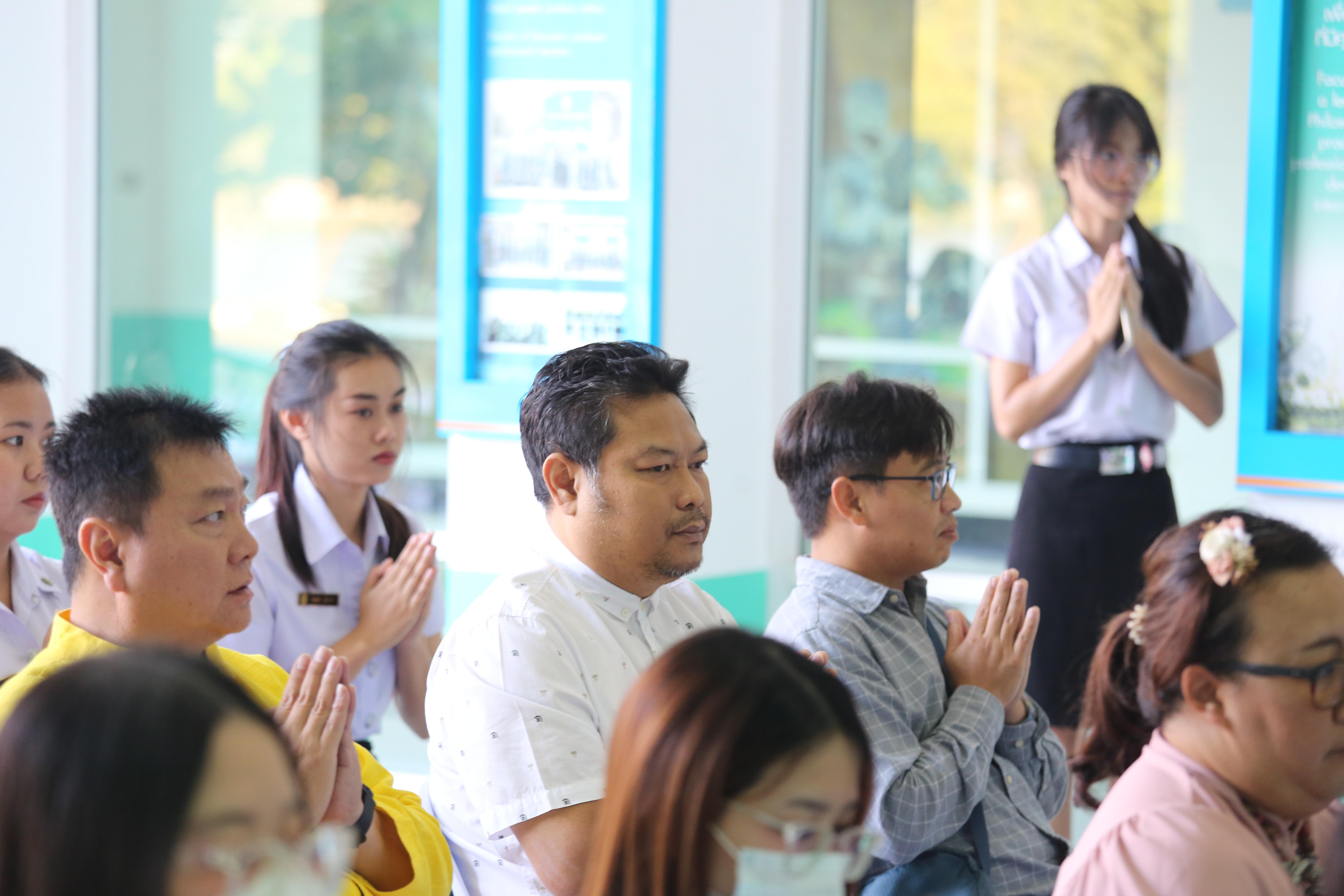 129. คณะครุศาสตร์จัดกิจกรรมทำบุญปีใหม่ ตักบาตรข้าวสารอาหารแห้ง วันที่ 24 ธันวาคม 2567 โดยมี รศ.ดร.บัณฑิต ฉัตรวิโรจน์ คณบดีคณะครุศาสตร์ เป็นประธานจุดธูปเทียนบูชาพระรัตนตรัย ณ อาคารนวัตกรรม ชั้น 2 คณะครุศาสตร์ มหาวิทยาลัยราชภัฏกำแพงเพชร