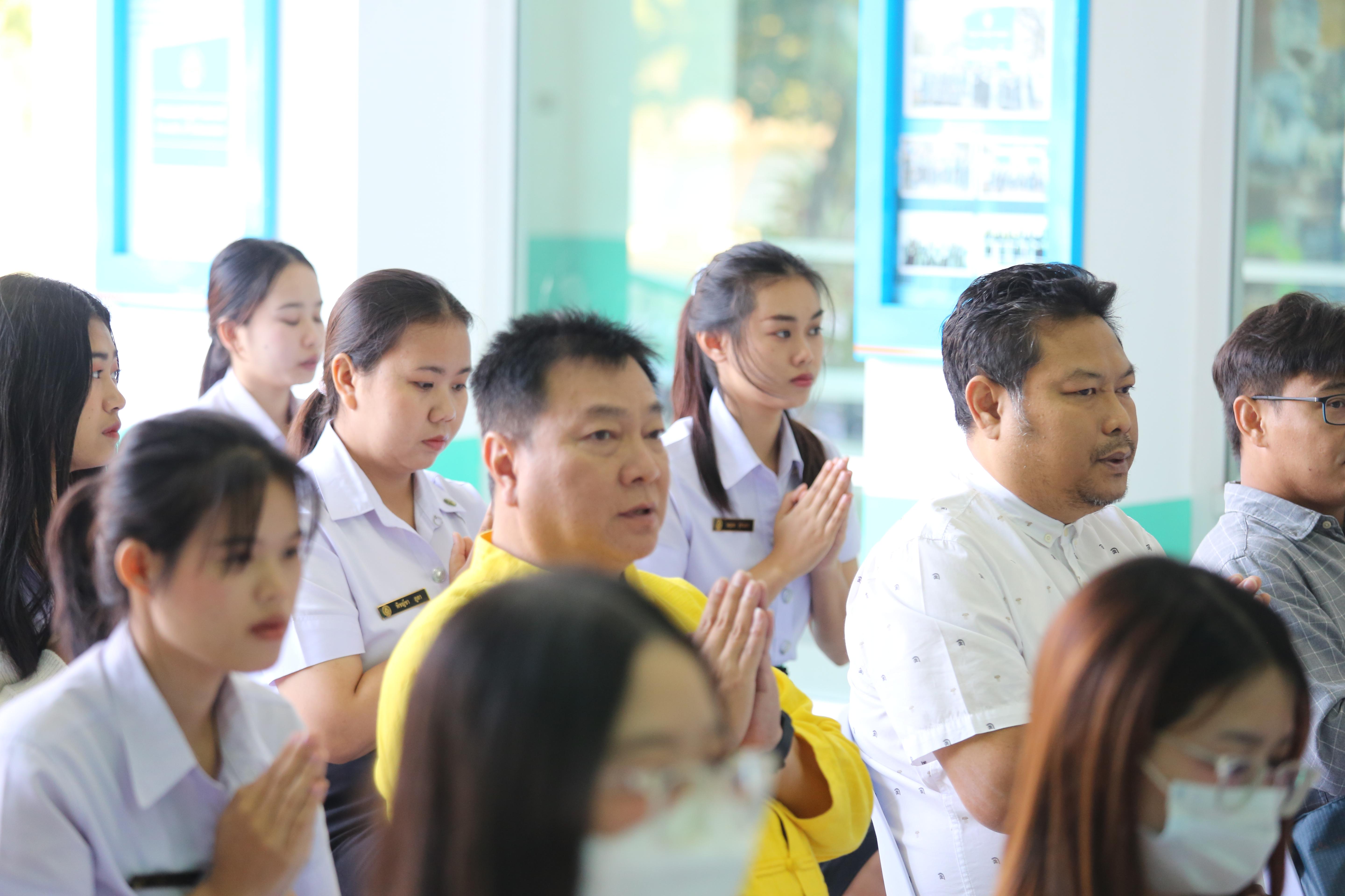 130. คณะครุศาสตร์จัดกิจกรรมทำบุญปีใหม่ ตักบาตรข้าวสารอาหารแห้ง วันที่ 24 ธันวาคม 2567 โดยมี รศ.ดร.บัณฑิต ฉัตรวิโรจน์ คณบดีคณะครุศาสตร์ เป็นประธานจุดธูปเทียนบูชาพระรัตนตรัย ณ อาคารนวัตกรรม ชั้น 2 คณะครุศาสตร์ มหาวิทยาลัยราชภัฏกำแพงเพชร