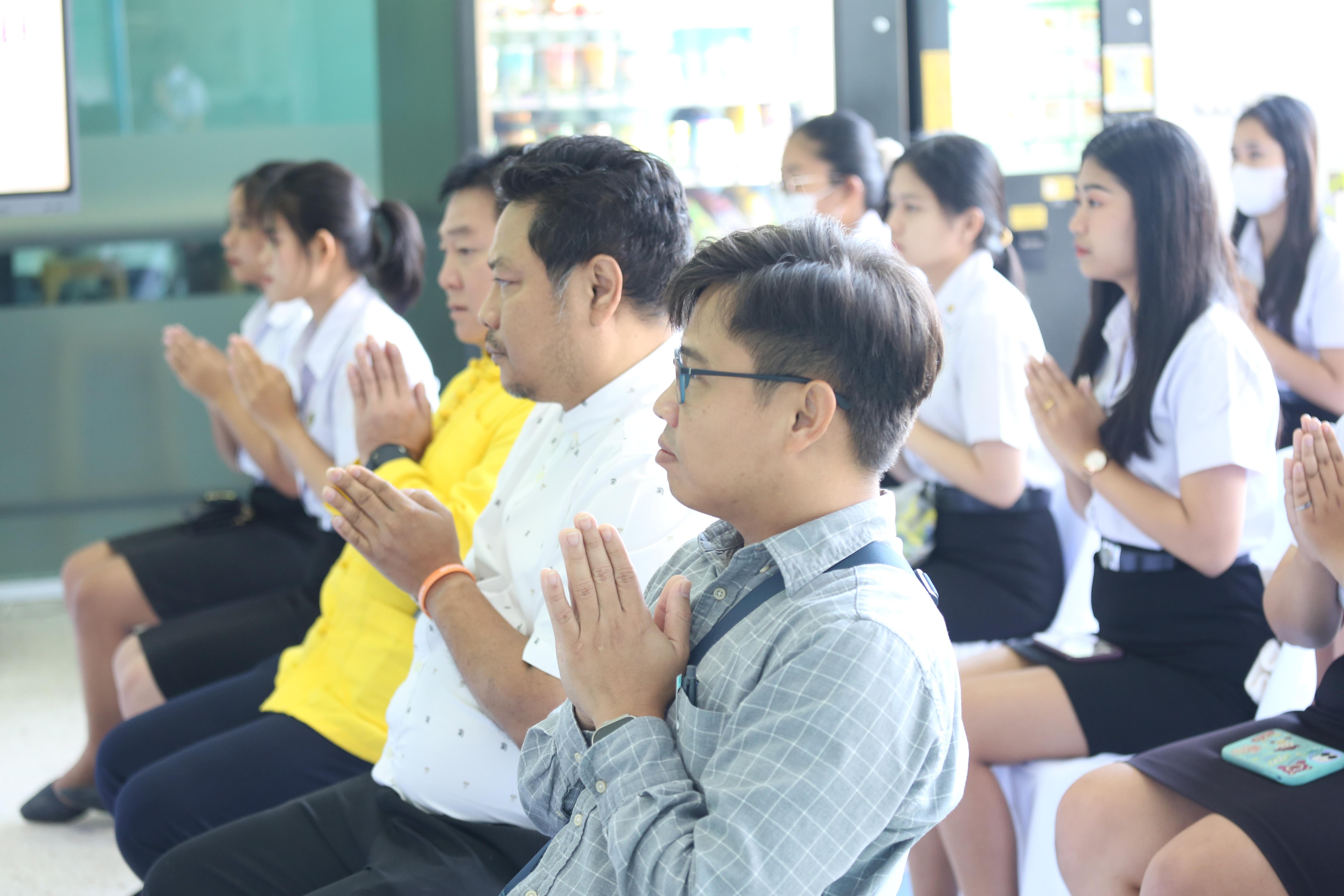 138. คณะครุศาสตร์จัดกิจกรรมทำบุญปีใหม่ ตักบาตรข้าวสารอาหารแห้ง วันที่ 24 ธันวาคม 2567 โดยมี รศ.ดร.บัณฑิต ฉัตรวิโรจน์ คณบดีคณะครุศาสตร์ เป็นประธานจุดธูปเทียนบูชาพระรัตนตรัย ณ อาคารนวัตกรรม ชั้น 2 คณะครุศาสตร์ มหาวิทยาลัยราชภัฏกำแพงเพชร