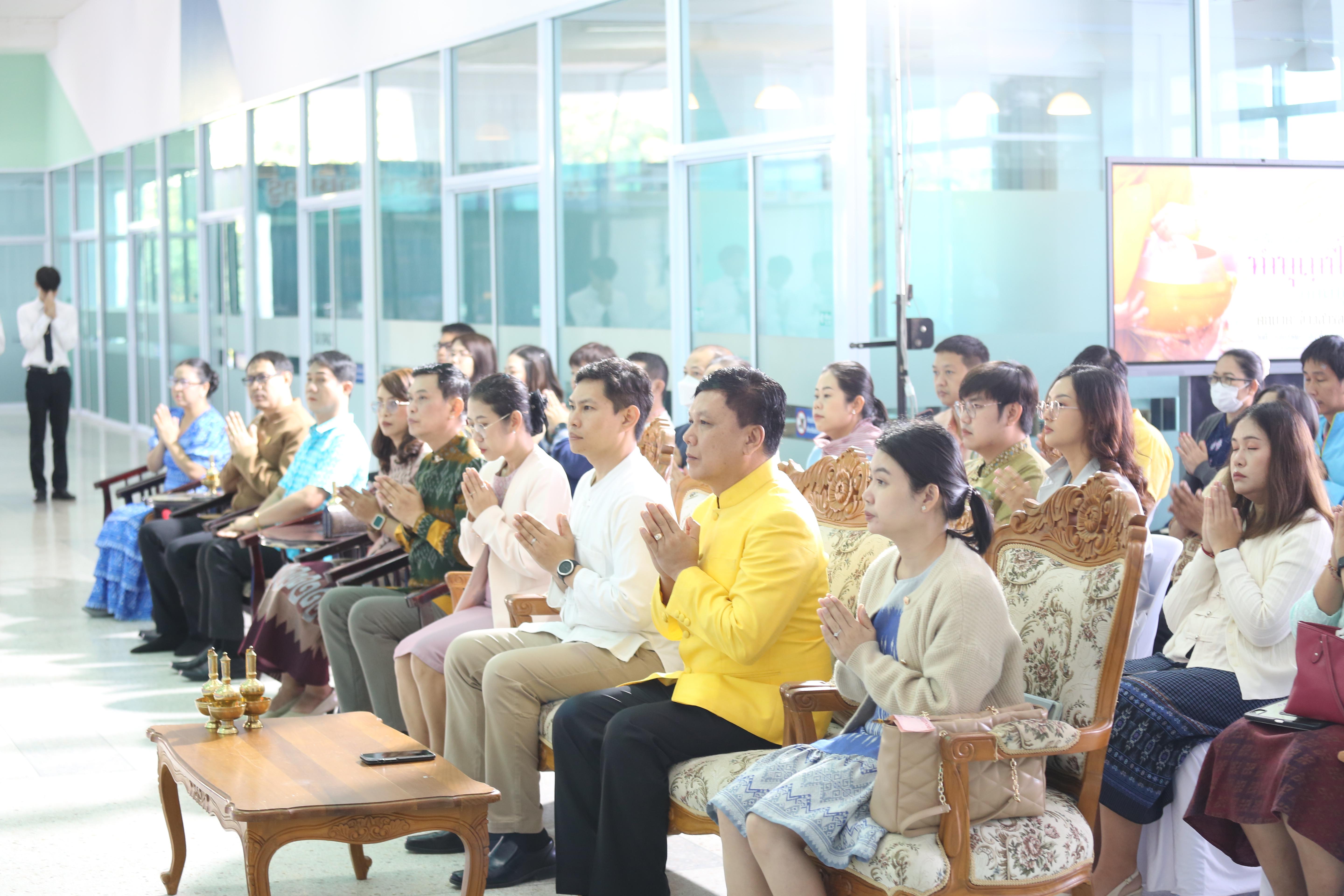 140. คณะครุศาสตร์จัดกิจกรรมทำบุญปีใหม่ ตักบาตรข้าวสารอาหารแห้ง วันที่ 24 ธันวาคม 2567 โดยมี รศ.ดร.บัณฑิต ฉัตรวิโรจน์ คณบดีคณะครุศาสตร์ เป็นประธานจุดธูปเทียนบูชาพระรัตนตรัย ณ อาคารนวัตกรรม ชั้น 2 คณะครุศาสตร์ มหาวิทยาลัยราชภัฏกำแพงเพชร