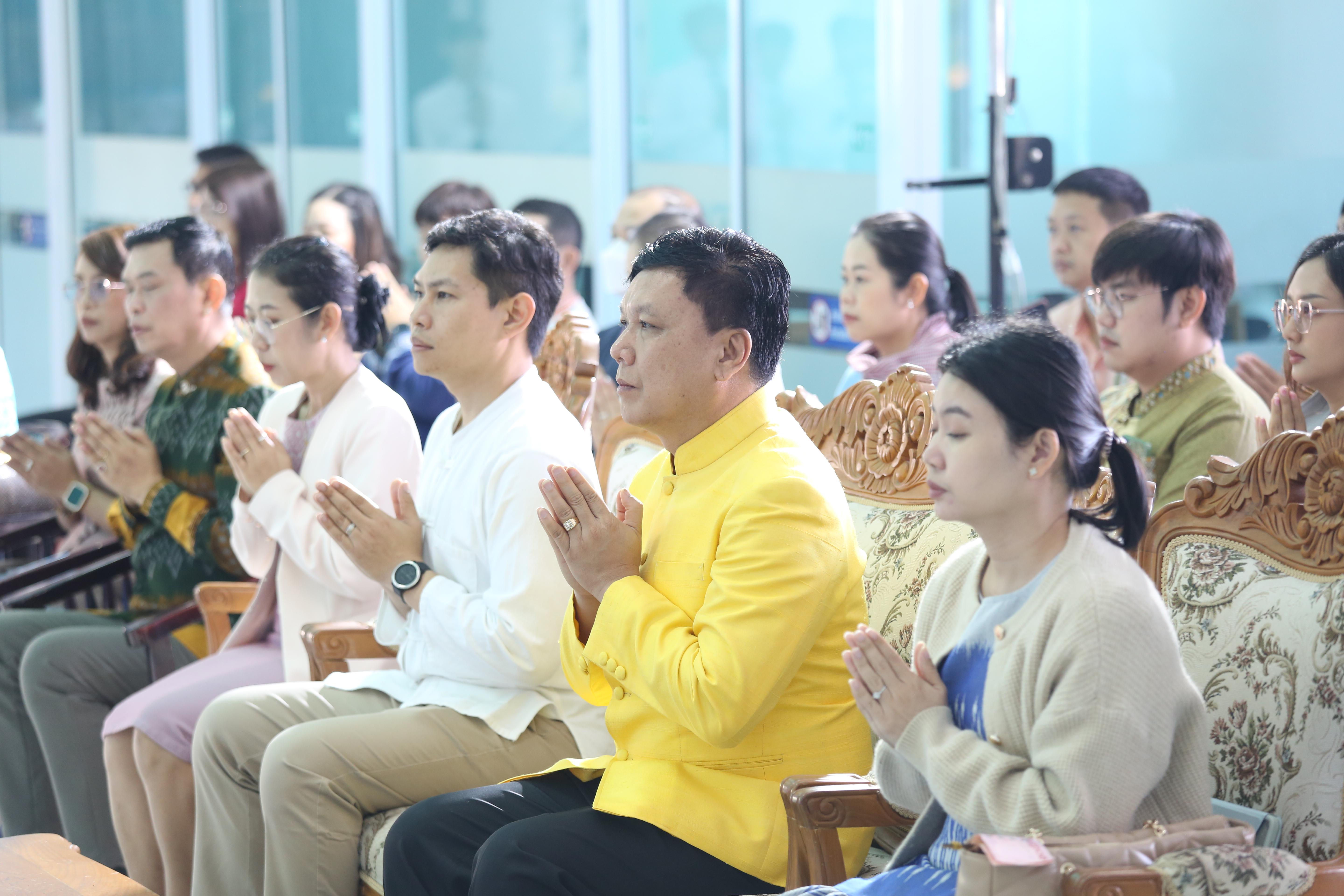 141. คณะครุศาสตร์จัดกิจกรรมทำบุญปีใหม่ ตักบาตรข้าวสารอาหารแห้ง วันที่ 24 ธันวาคม 2567 โดยมี รศ.ดร.บัณฑิต ฉัตรวิโรจน์ คณบดีคณะครุศาสตร์ เป็นประธานจุดธูปเทียนบูชาพระรัตนตรัย ณ อาคารนวัตกรรม ชั้น 2 คณะครุศาสตร์ มหาวิทยาลัยราชภัฏกำแพงเพชร