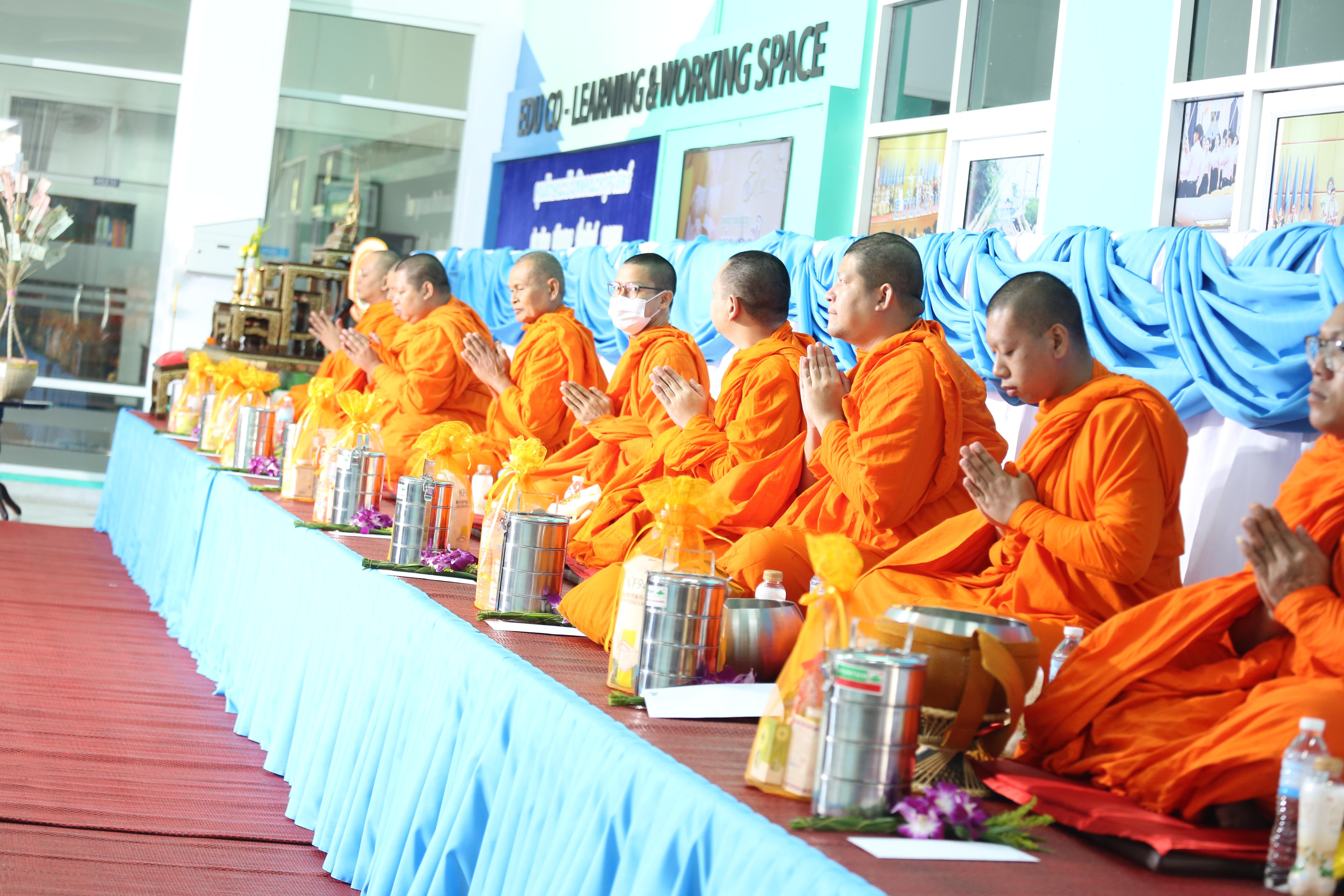 150. คณะครุศาสตร์จัดกิจกรรมทำบุญปีใหม่ ตักบาตรข้าวสารอาหารแห้ง วันที่ 24 ธันวาคม 2567 โดยมี รศ.ดร.บัณฑิต ฉัตรวิโรจน์ คณบดีคณะครุศาสตร์ เป็นประธานจุดธูปเทียนบูชาพระรัตนตรัย ณ อาคารนวัตกรรม ชั้น 2 คณะครุศาสตร์ มหาวิทยาลัยราชภัฏกำแพงเพชร