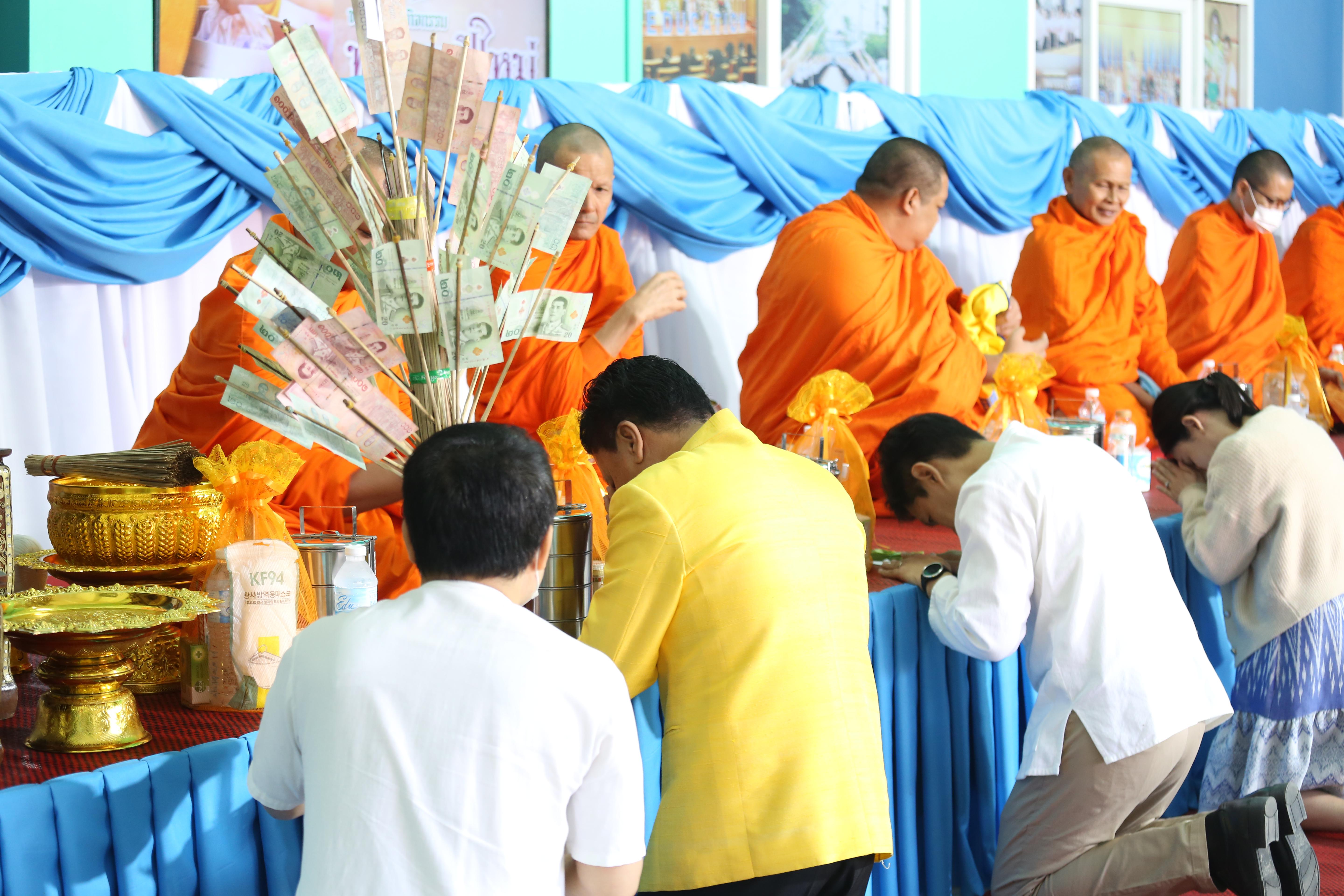 155. คณะครุศาสตร์จัดกิจกรรมทำบุญปีใหม่ ตักบาตรข้าวสารอาหารแห้ง วันที่ 24 ธันวาคม 2567 โดยมี รศ.ดร.บัณฑิต ฉัตรวิโรจน์ คณบดีคณะครุศาสตร์ เป็นประธานจุดธูปเทียนบูชาพระรัตนตรัย ณ อาคารนวัตกรรม ชั้น 2 คณะครุศาสตร์ มหาวิทยาลัยราชภัฏกำแพงเพชร