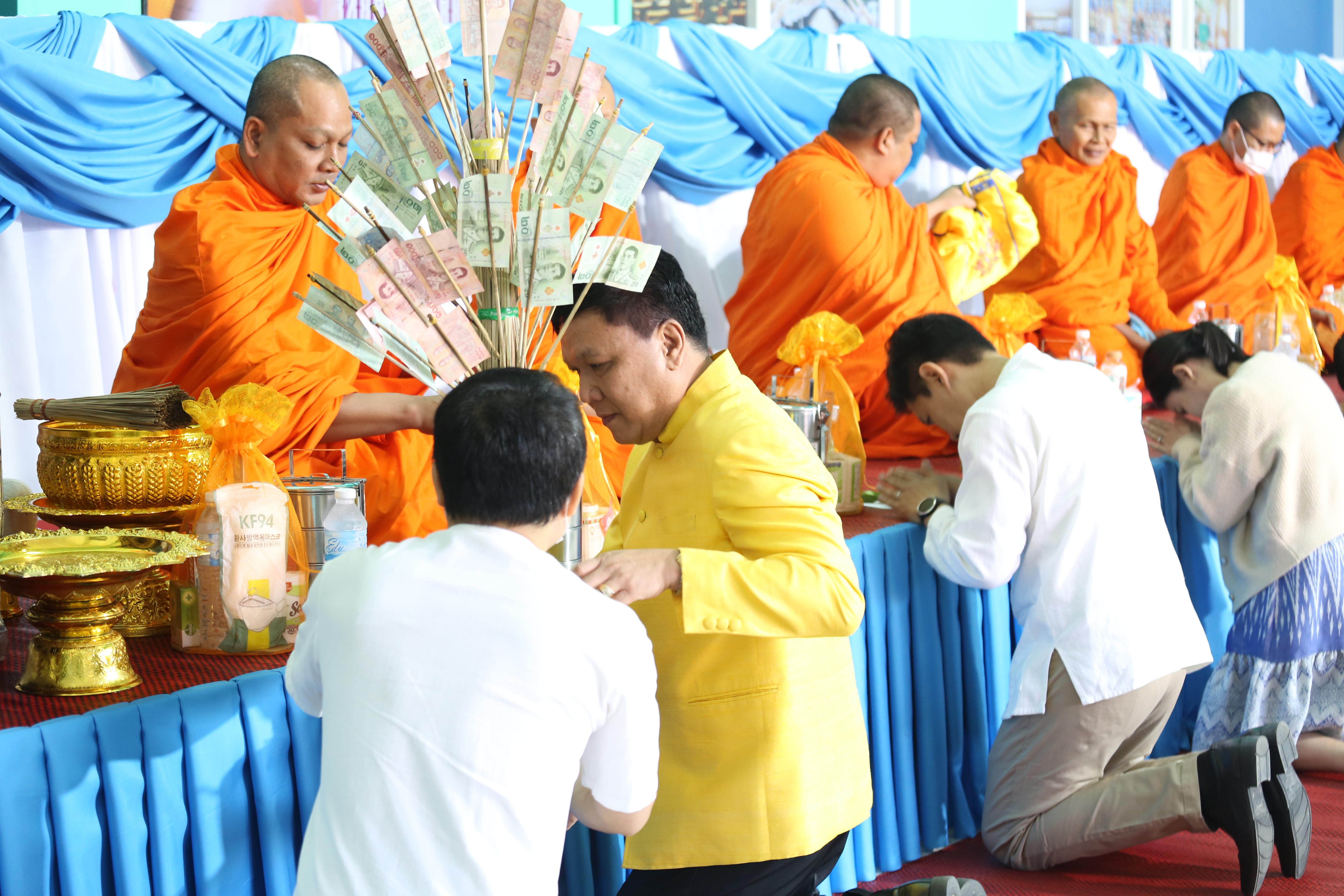 156. คณะครุศาสตร์จัดกิจกรรมทำบุญปีใหม่ ตักบาตรข้าวสารอาหารแห้ง วันที่ 24 ธันวาคม 2567 โดยมี รศ.ดร.บัณฑิต ฉัตรวิโรจน์ คณบดีคณะครุศาสตร์ เป็นประธานจุดธูปเทียนบูชาพระรัตนตรัย ณ อาคารนวัตกรรม ชั้น 2 คณะครุศาสตร์ มหาวิทยาลัยราชภัฏกำแพงเพชร