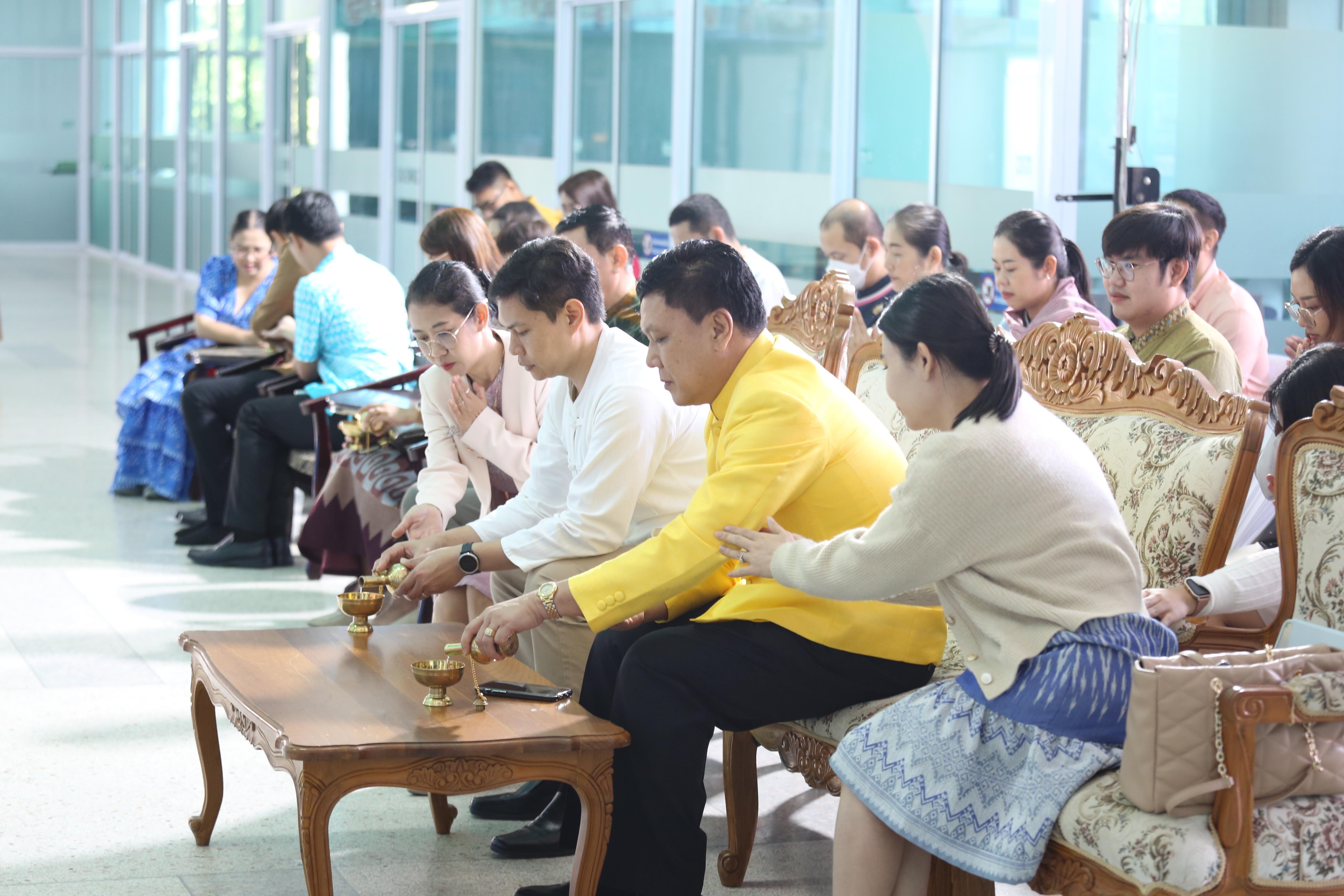 162. คณะครุศาสตร์จัดกิจกรรมทำบุญปีใหม่ ตักบาตรข้าวสารอาหารแห้ง วันที่ 24 ธันวาคม 2567 โดยมี รศ.ดร.บัณฑิต ฉัตรวิโรจน์ คณบดีคณะครุศาสตร์ เป็นประธานจุดธูปเทียนบูชาพระรัตนตรัย ณ อาคารนวัตกรรม ชั้น 2 คณะครุศาสตร์ มหาวิทยาลัยราชภัฏกำแพงเพชร