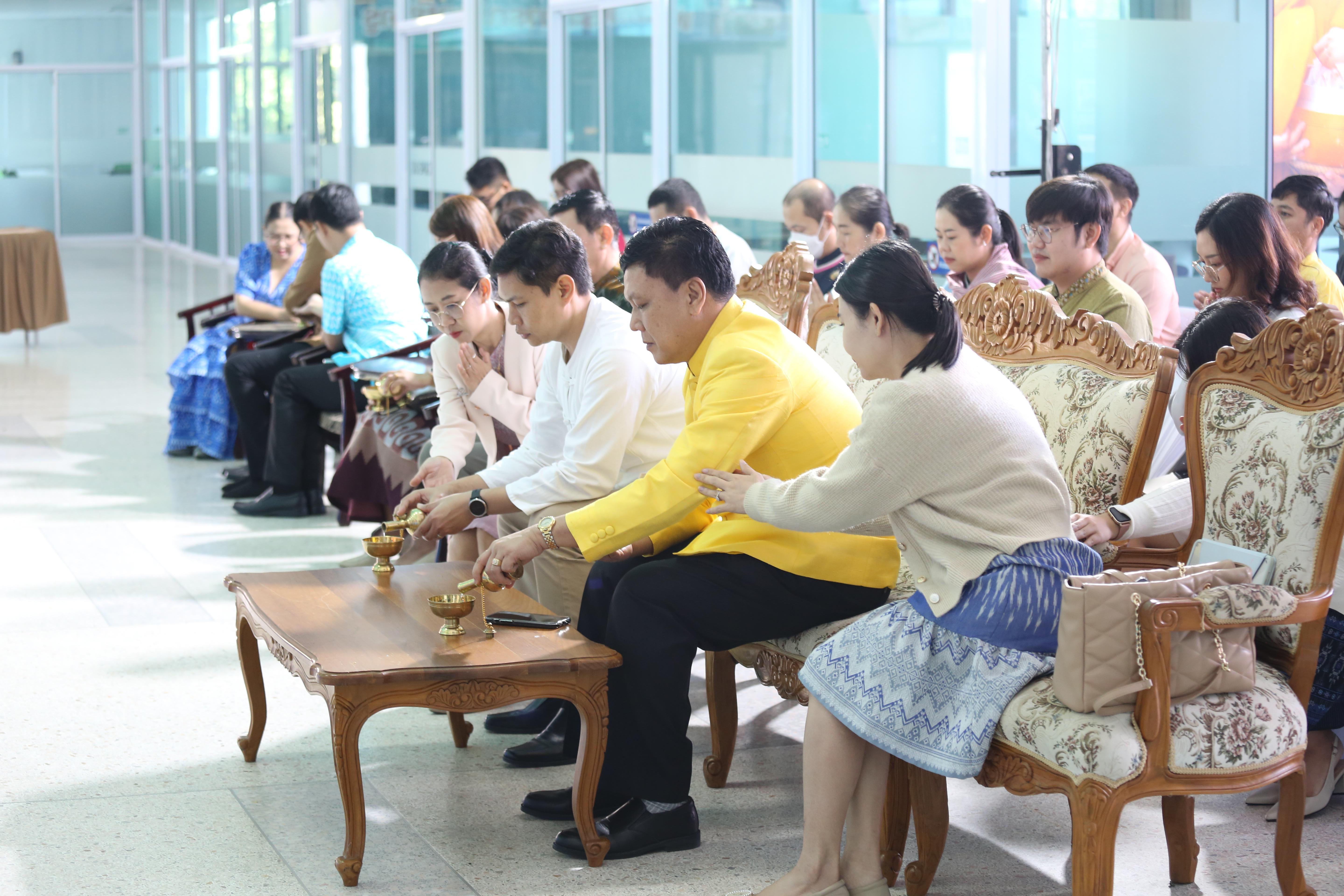 163. คณะครุศาสตร์จัดกิจกรรมทำบุญปีใหม่ ตักบาตรข้าวสารอาหารแห้ง วันที่ 24 ธันวาคม 2567 โดยมี รศ.ดร.บัณฑิต ฉัตรวิโรจน์ คณบดีคณะครุศาสตร์ เป็นประธานจุดธูปเทียนบูชาพระรัตนตรัย ณ อาคารนวัตกรรม ชั้น 2 คณะครุศาสตร์ มหาวิทยาลัยราชภัฏกำแพงเพชร